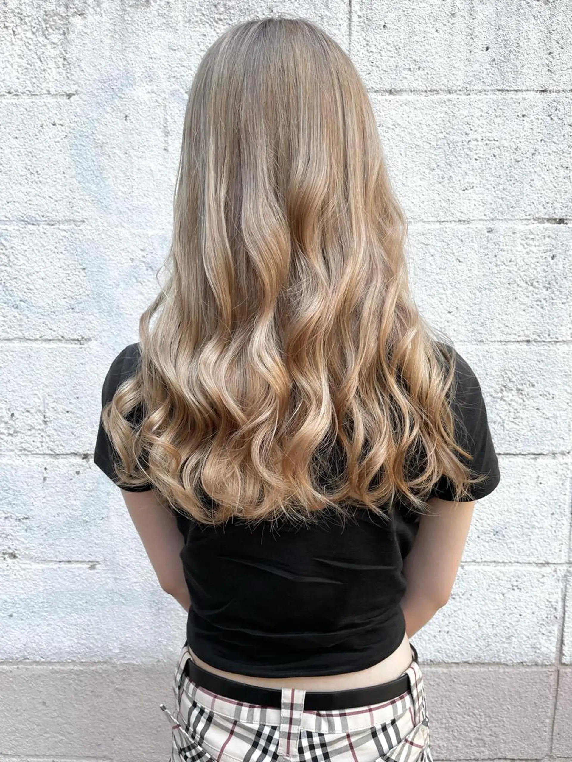 ロング カラー ベージュカラー ブリーチ ホワイトベージュ ヘアアレンジ にいた　かづしげのヘアスタイル