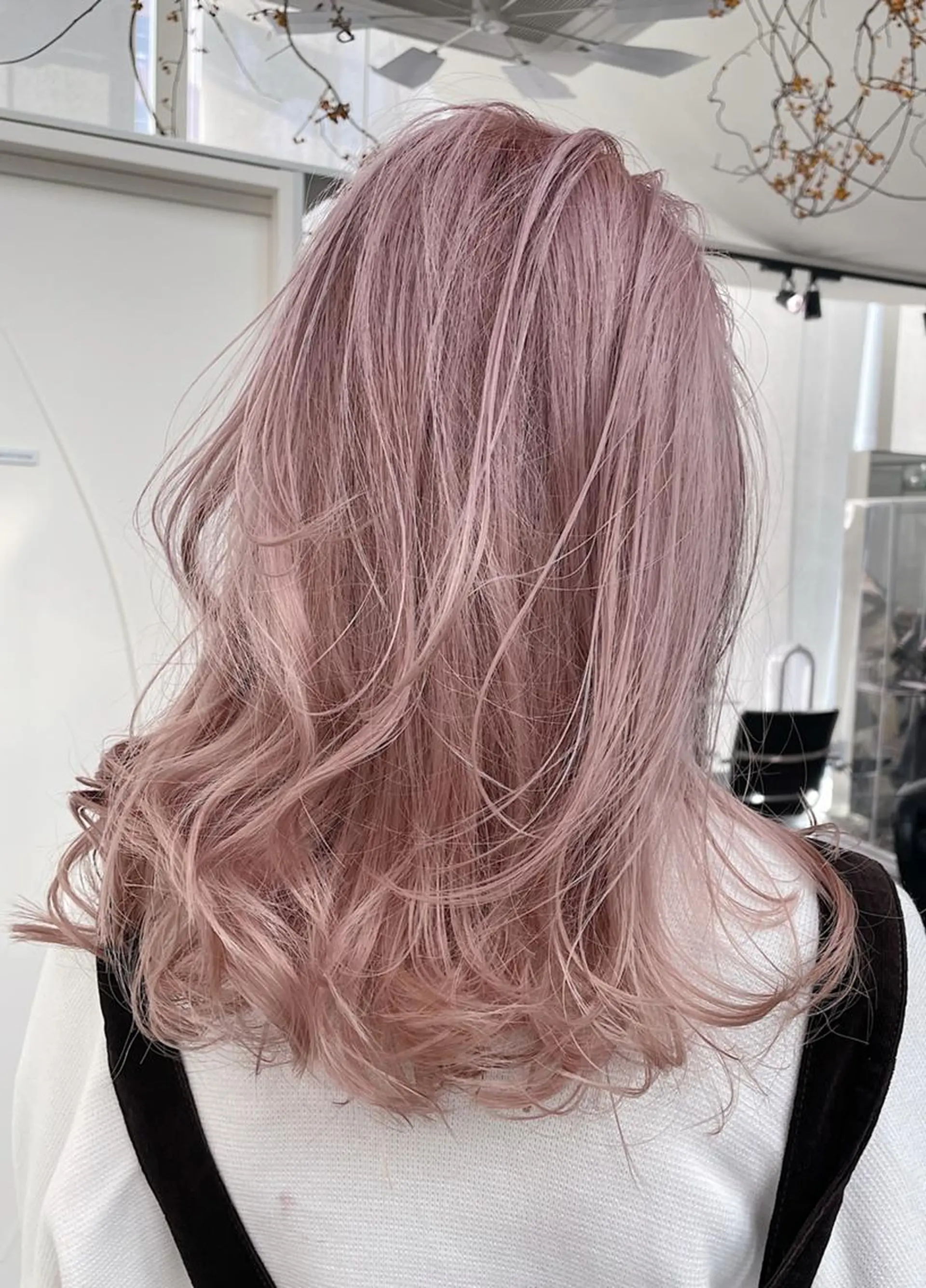 セミロング カラー ブリーチ ピンクカラー ホワイトピンク カット ヘアカラー トリートメント ayano/天神 ハイトーン/レイヤーのヘアスタイル