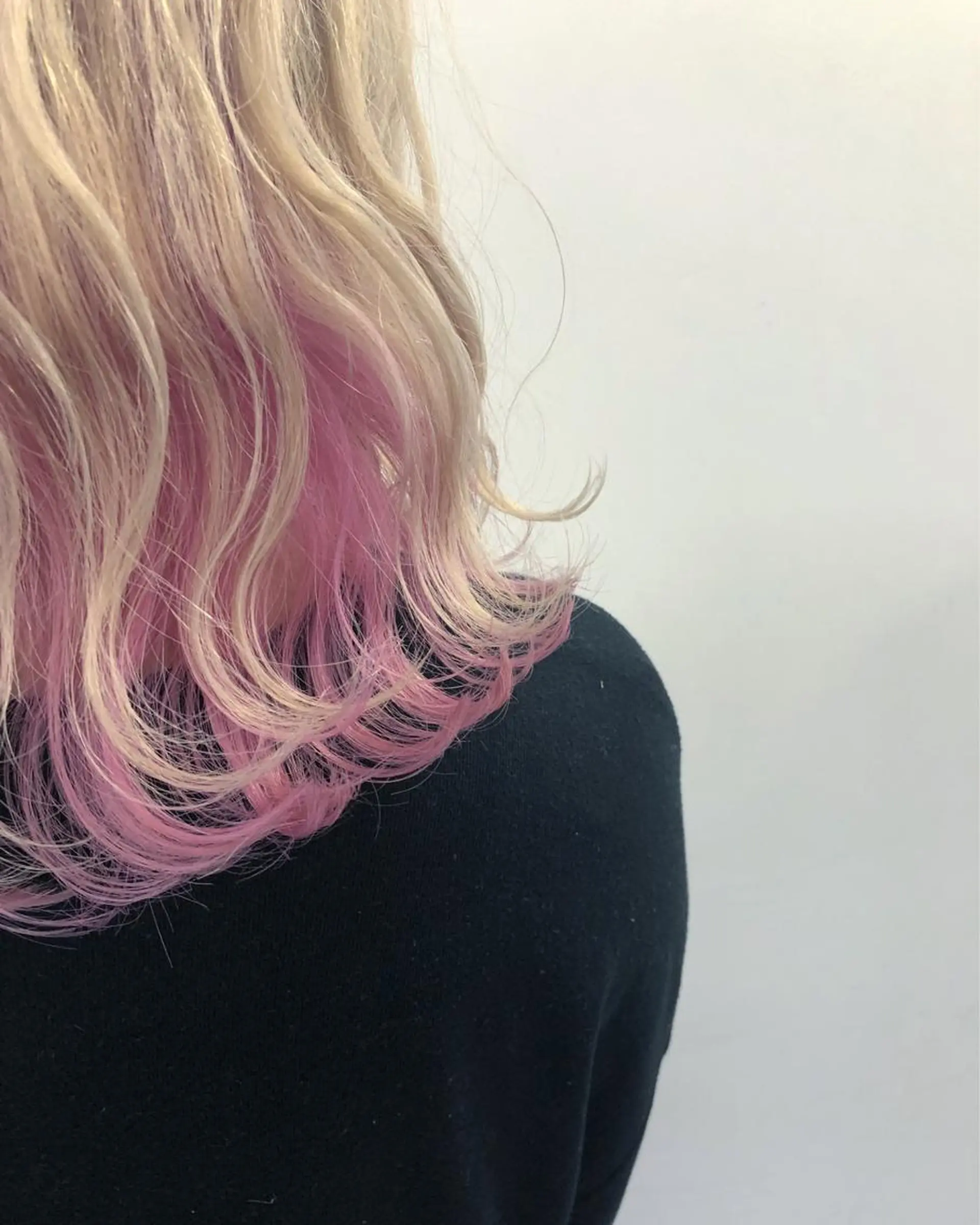 ミディアム カラー ブロンド ピンクカラー ホワイトブロンド ヘアカラー トリートメント ニシオカ タクヤのヘアスタイル