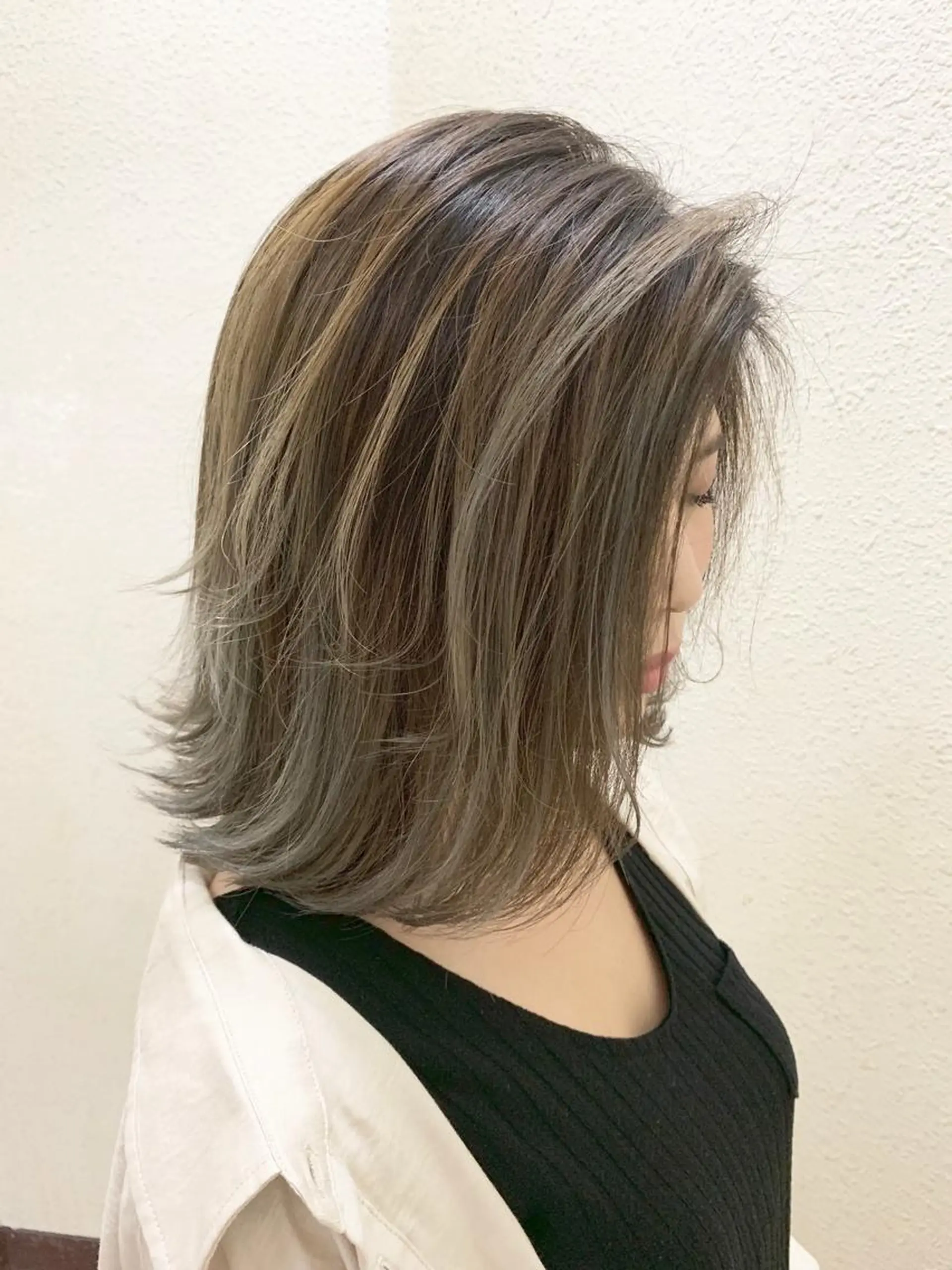 ミディアム カラー アッシュ バレイヤージュ ブリーチ シルバー シルバーアッシュ ヘアカラー 💈平島 拓也💈のヘアスタイル