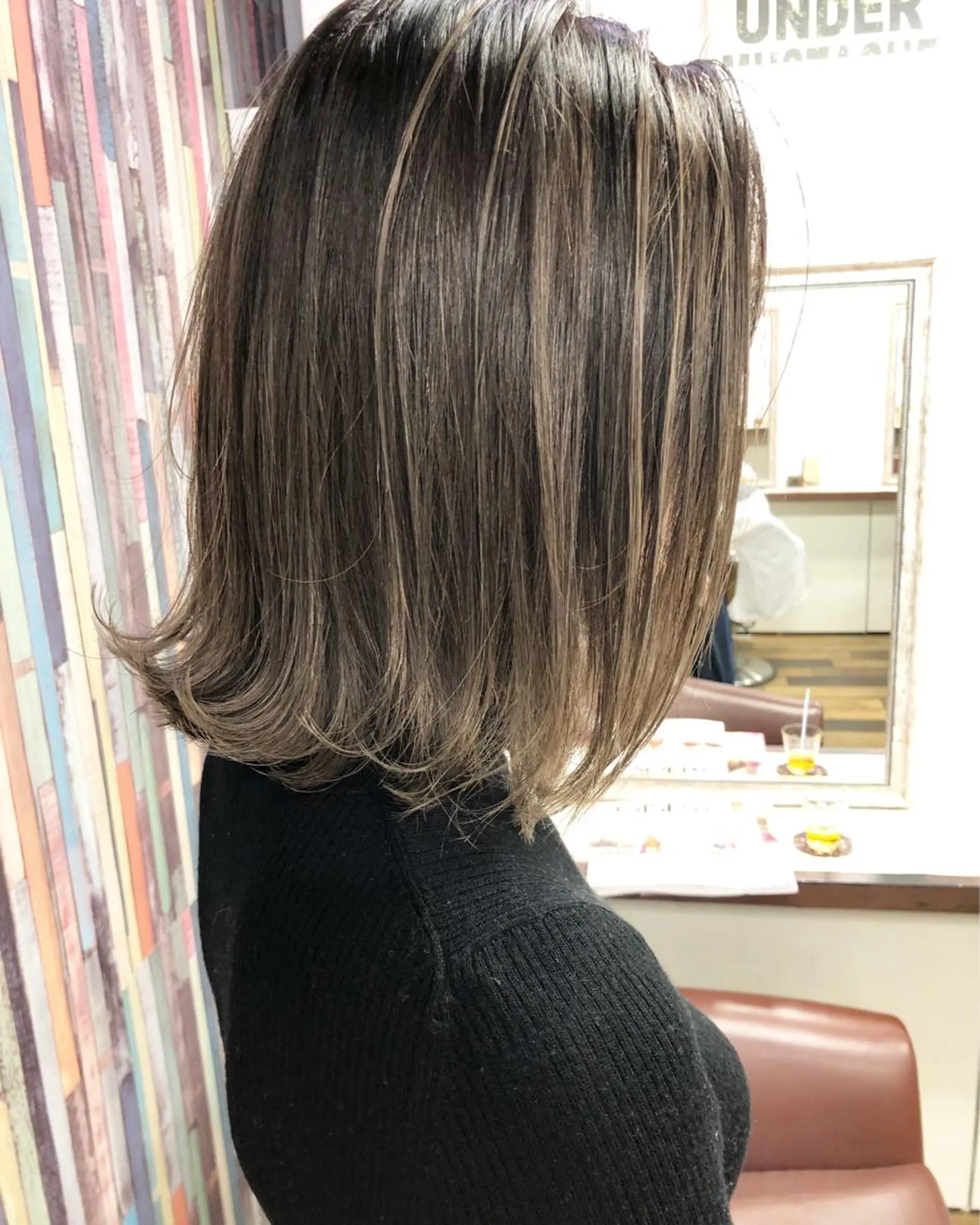 ミディアム カラー バレイヤージュ ブリーチ ケアブリーチ レイヤーカット ヘアカラー トリートメント famille所属・famille ファミーユのヘアスタイル