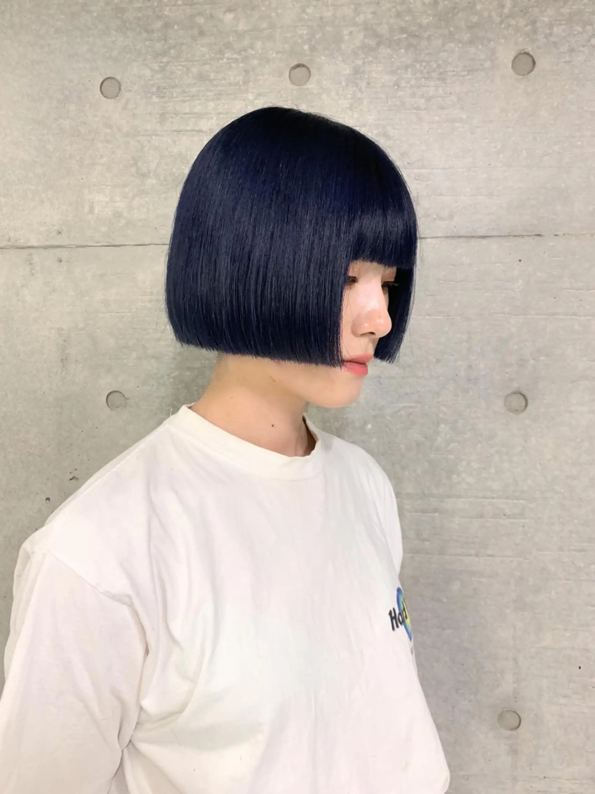 ミディアム カラー 切りっぱなしボブ 黒髪 ブリーチ ブルーカラー ブルーブラック ヘアカラー トリートメント THE./ブリーチ 透感カラー/髪質改善のヘアスタイル