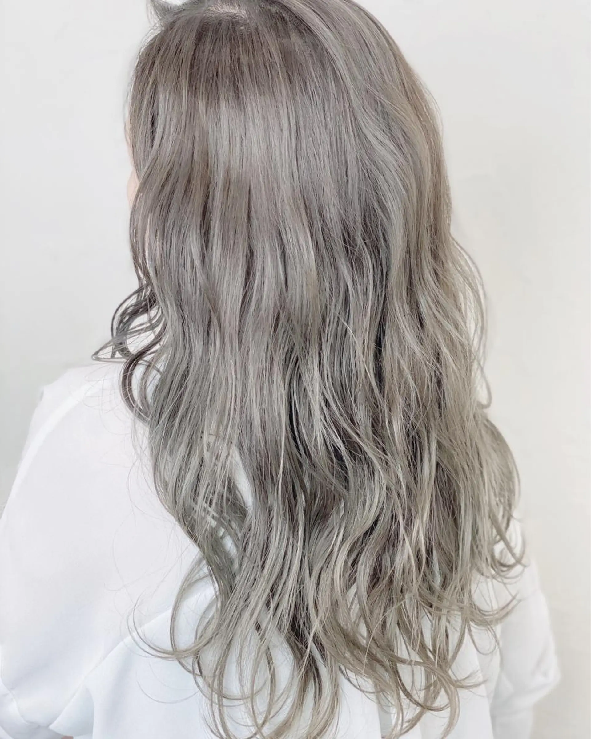 セミロング カラー ベージュカラー 透明感カラー デザインカラー ハイライトカラー ハイトーンカラー 西山 雄基のヘアスタイル