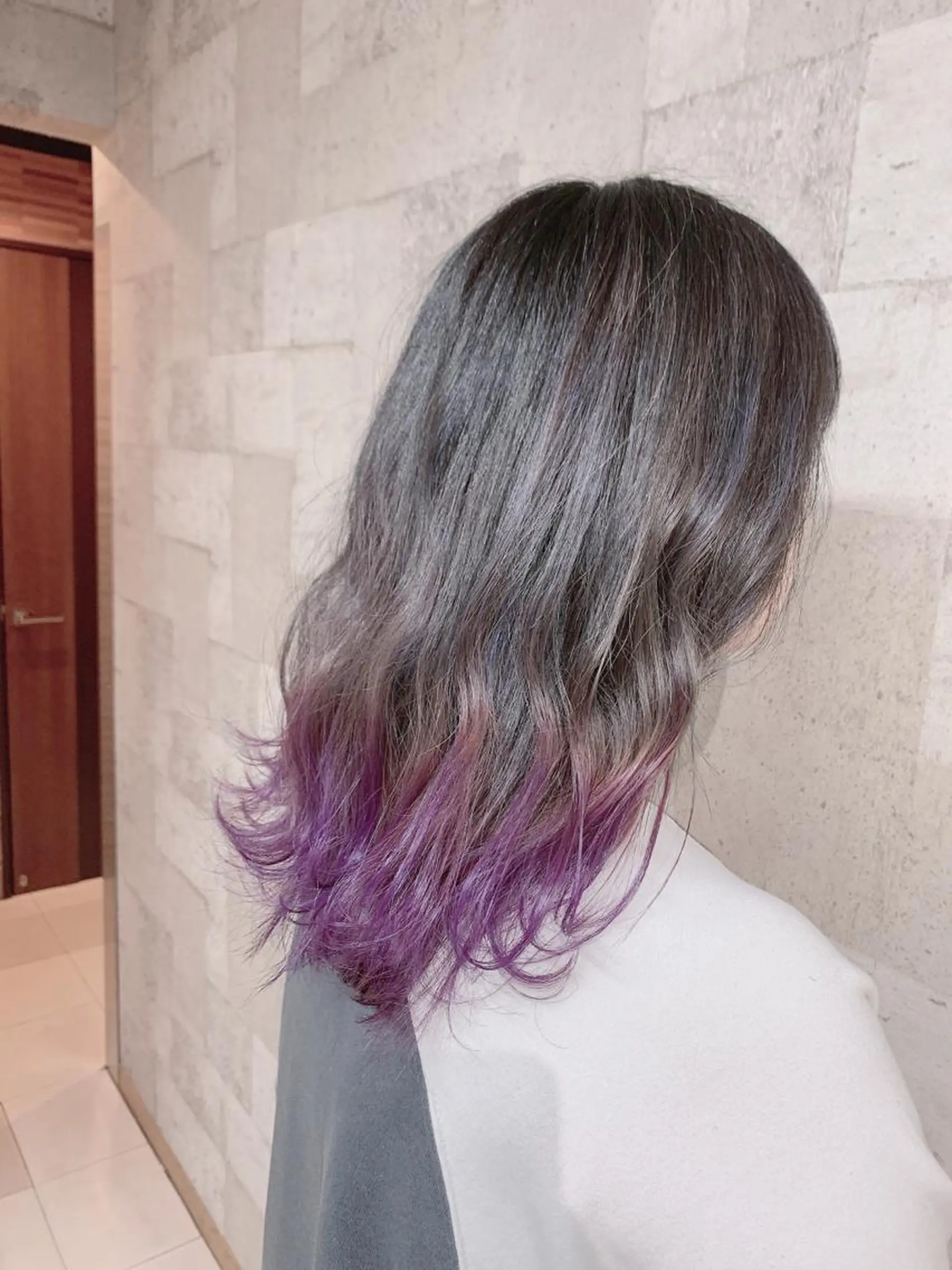 セミロング カラー グラデーションカラー ハイライトカラー バイオレットカラー ハイライト ヘアカラー ソムリエ 認定者/山城慶伍のヘアスタイル