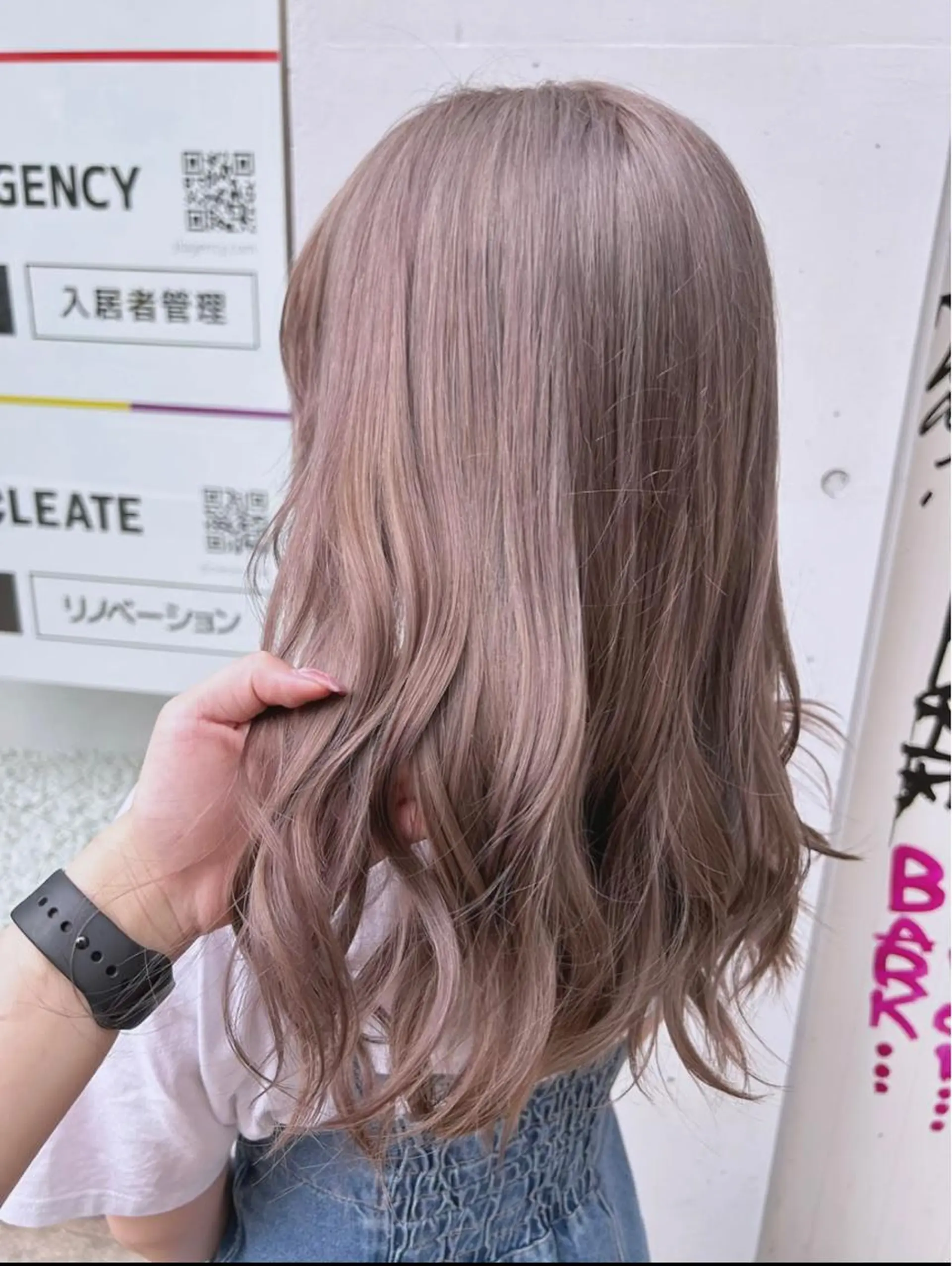 ミディアム NANAMI/透け感 /グレージュのヘアスタイル