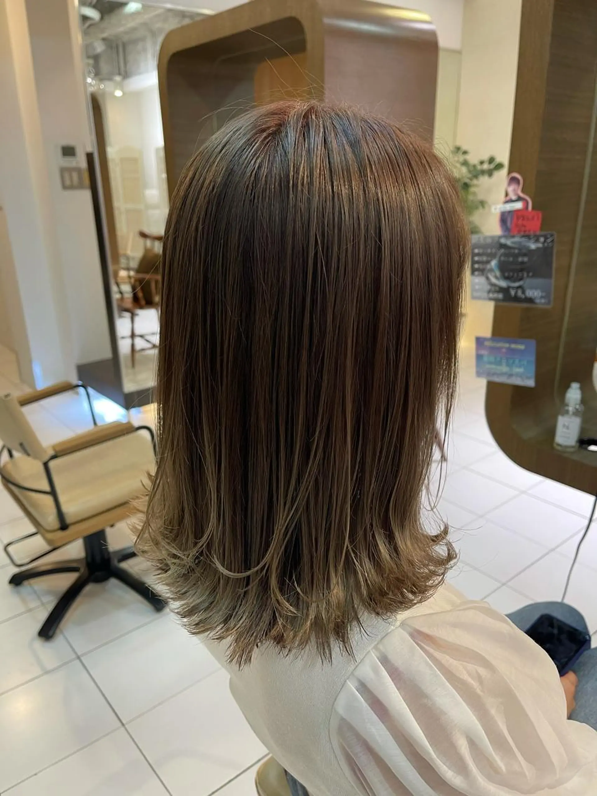 ミディアム カラー ベージュカラー ミルクティーベージュ カット ヘアカラー トリートメント アニメオタク美容師✂ miharuのヘアスタイル