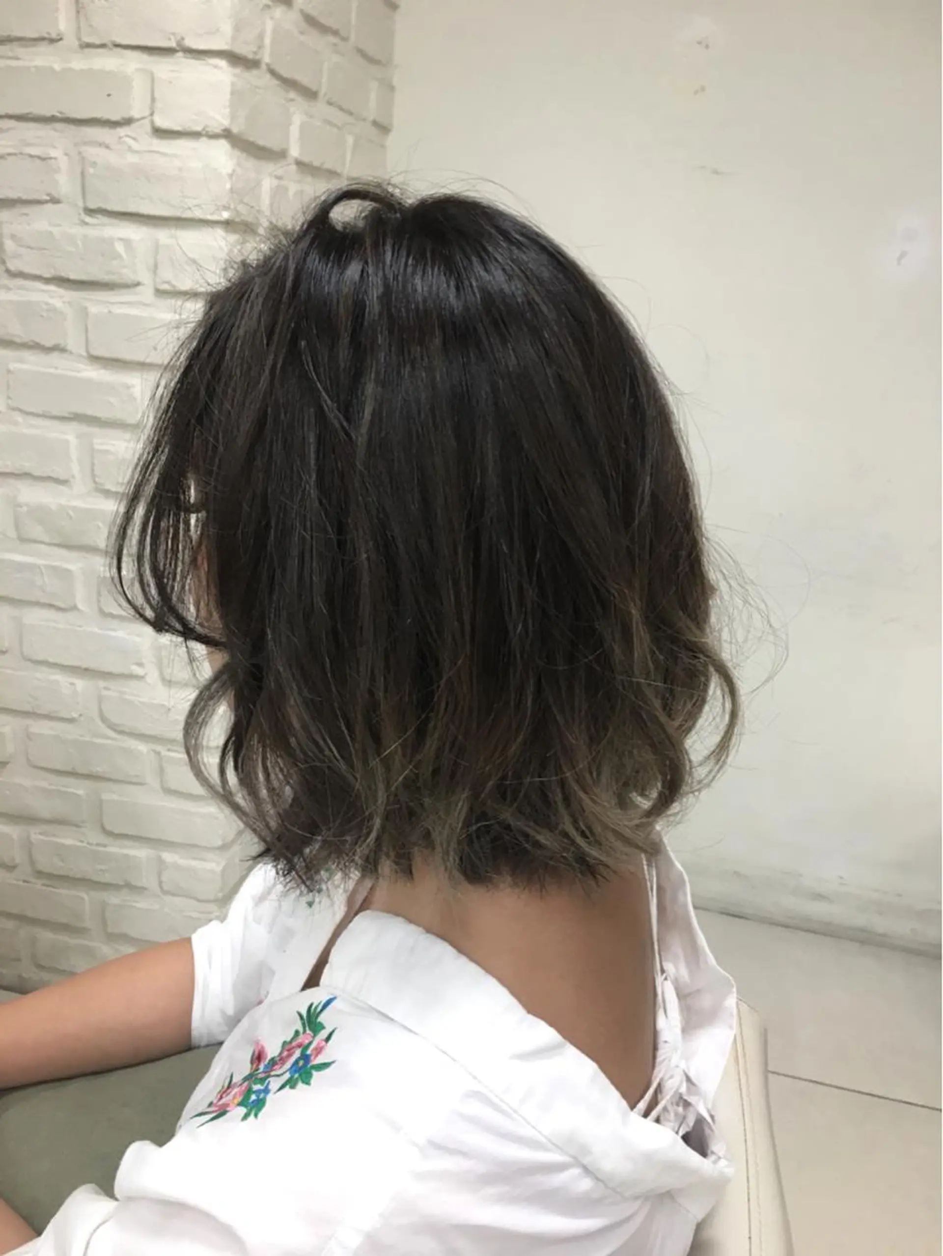 ショート カラー バレイヤージュ ブリーチ グラデーションカラー グレージュ イルミナカラー K kasumiのヘアスタイル