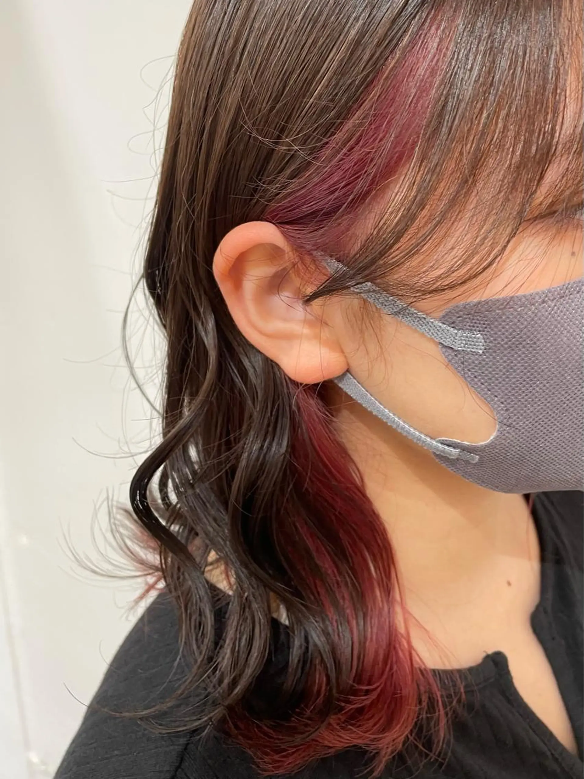 セミロング カラー インナーカラー ピンクカラー レッドカラー 髪質改善× レイヤーカット溝江のヘアスタイル