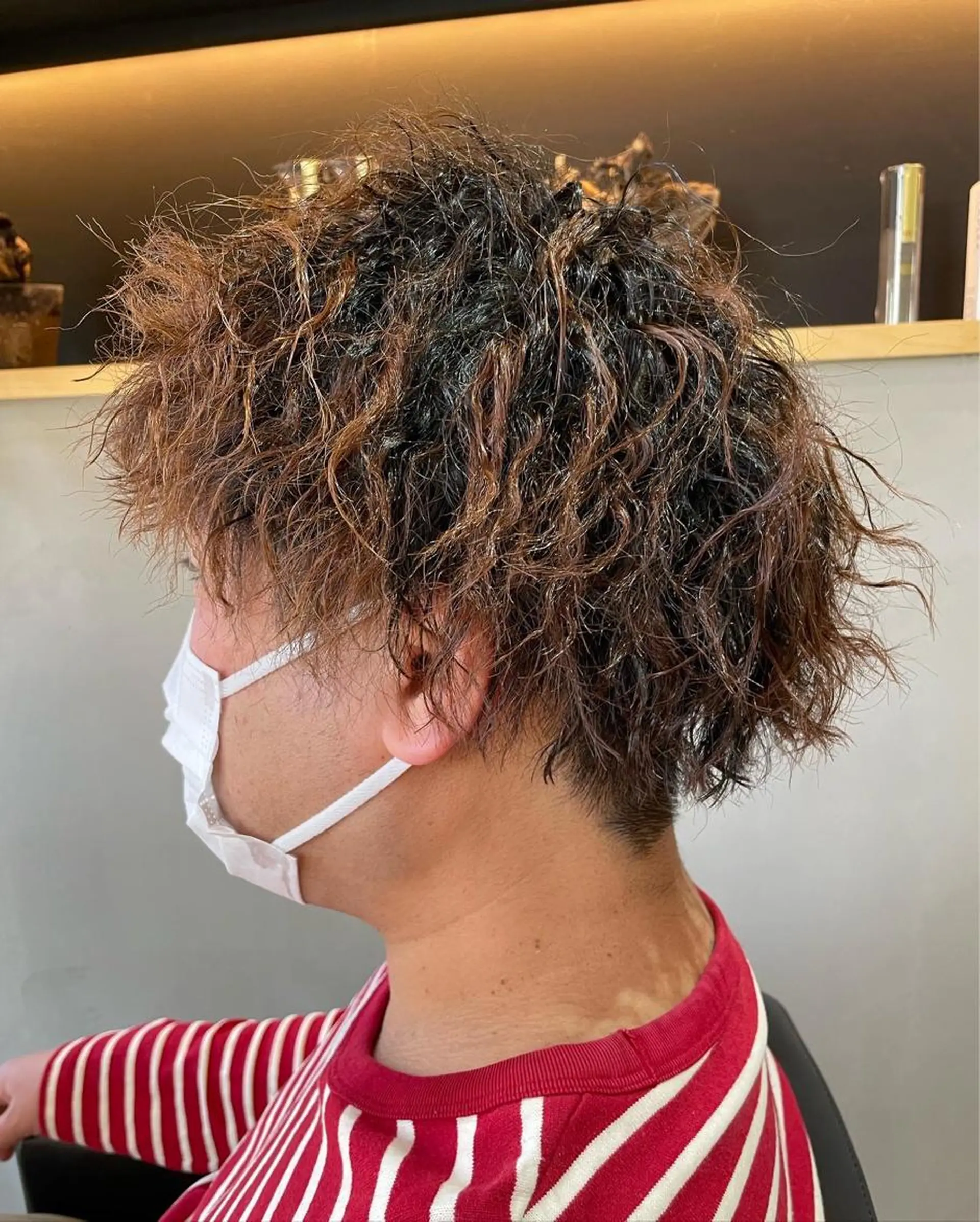ショート パーマ メンズ フェードカット メンズハイライト メンズインナーカラー マッシュ メンズパーマ SHINYA シンヤヘアーズのヘアスタイル