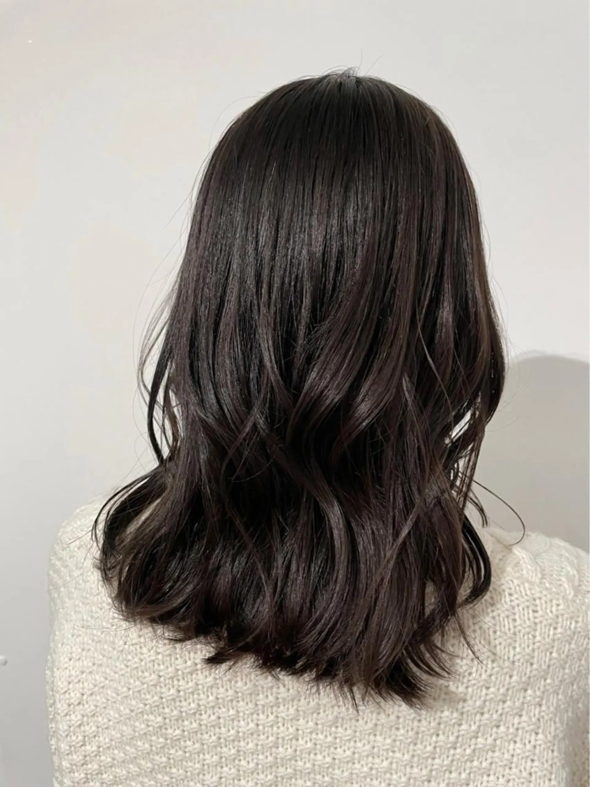 ミディアム アッシュ 山内 愛可のヘアスタイル