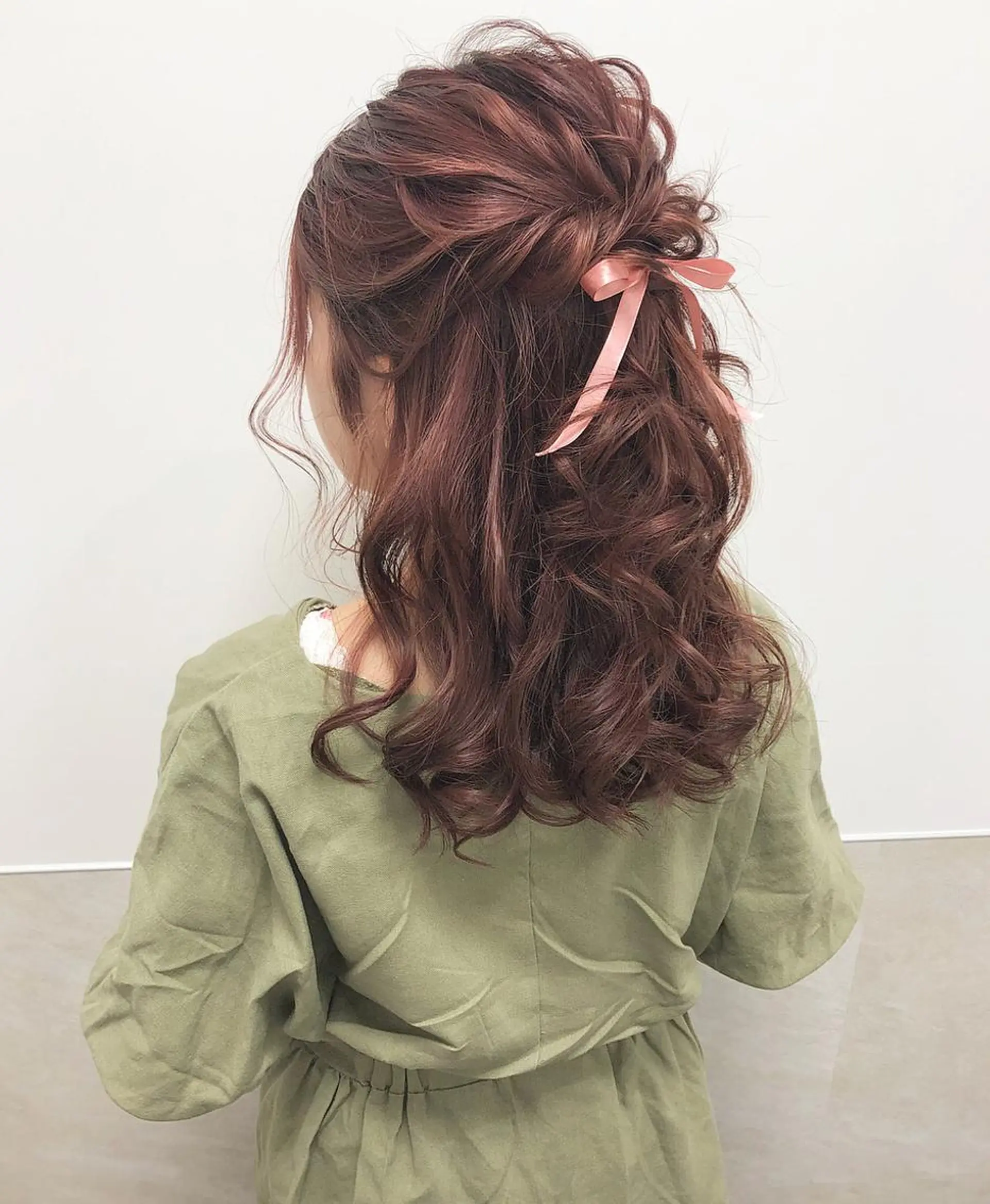 セミロング カラー ヘアアレンジ ハーフアップ ピンクカラー autre所属・大久保 ひでなりのヘアスタイル