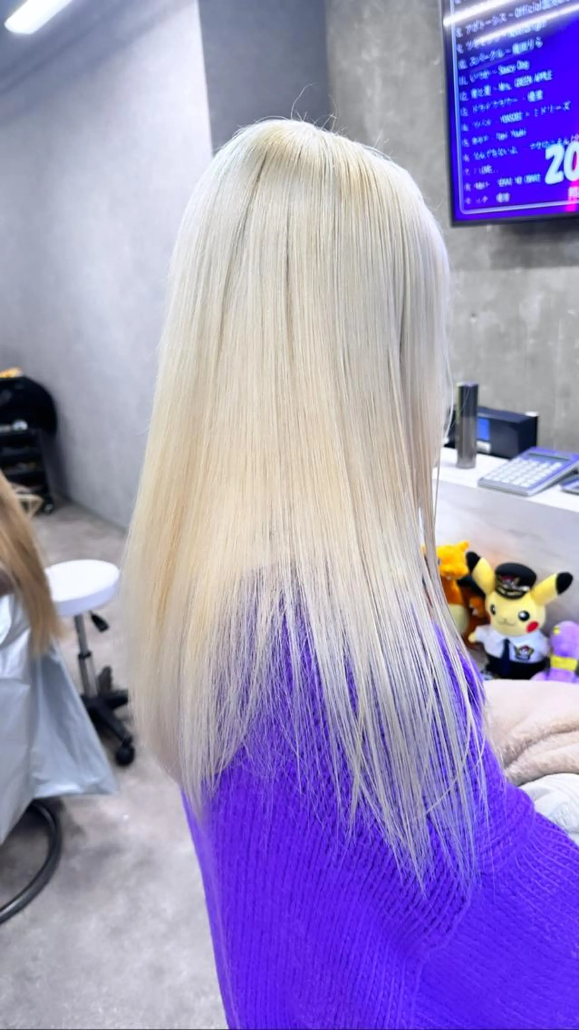 ロング 前髪カット🩶レイヤ ー🩶ハイトーン🩶のヘアスタイル