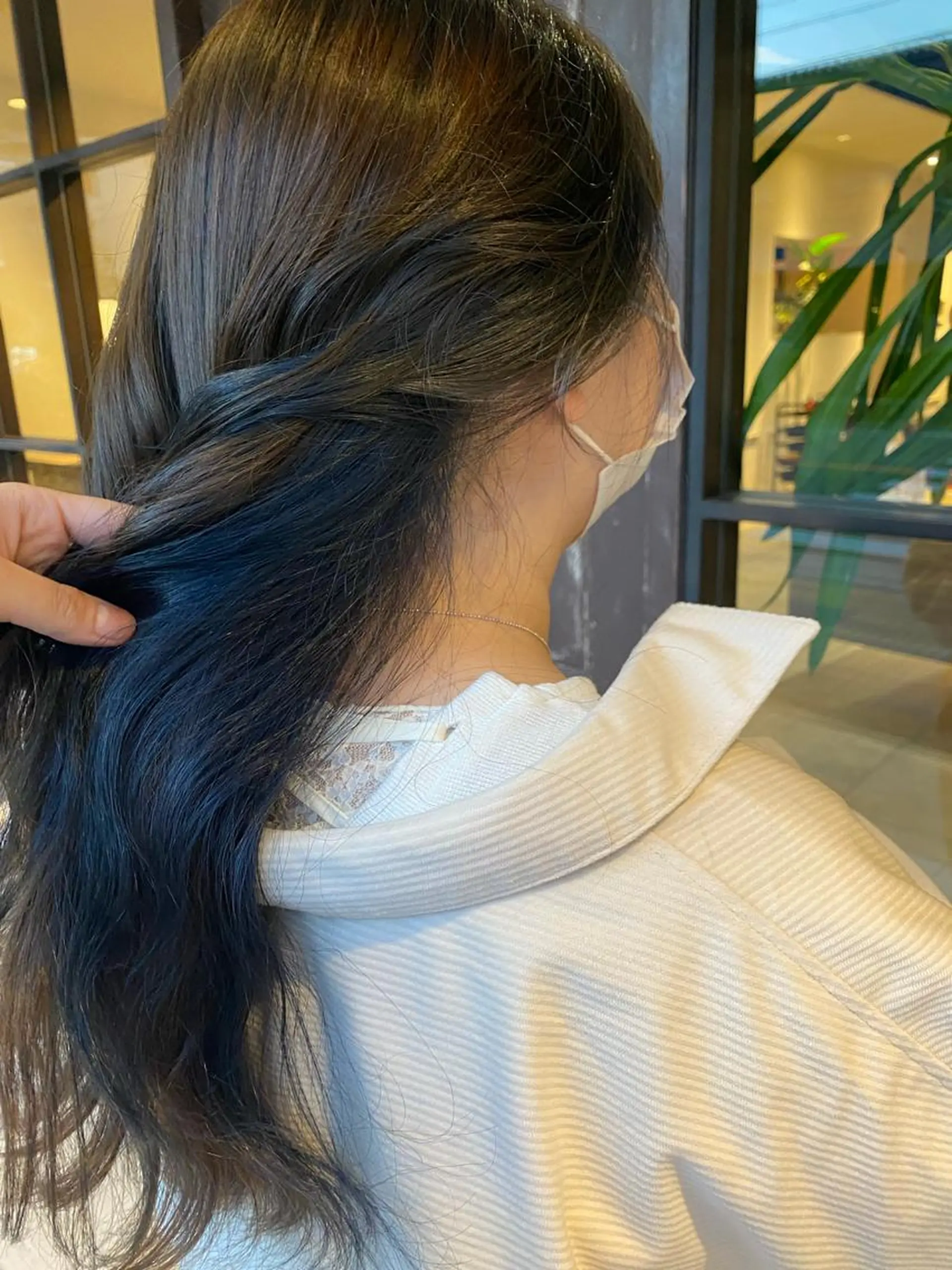 セミロング カラー グレージュ ネイビーカラー ヘアカラー 川越 輝梨奈のヘアスタイル