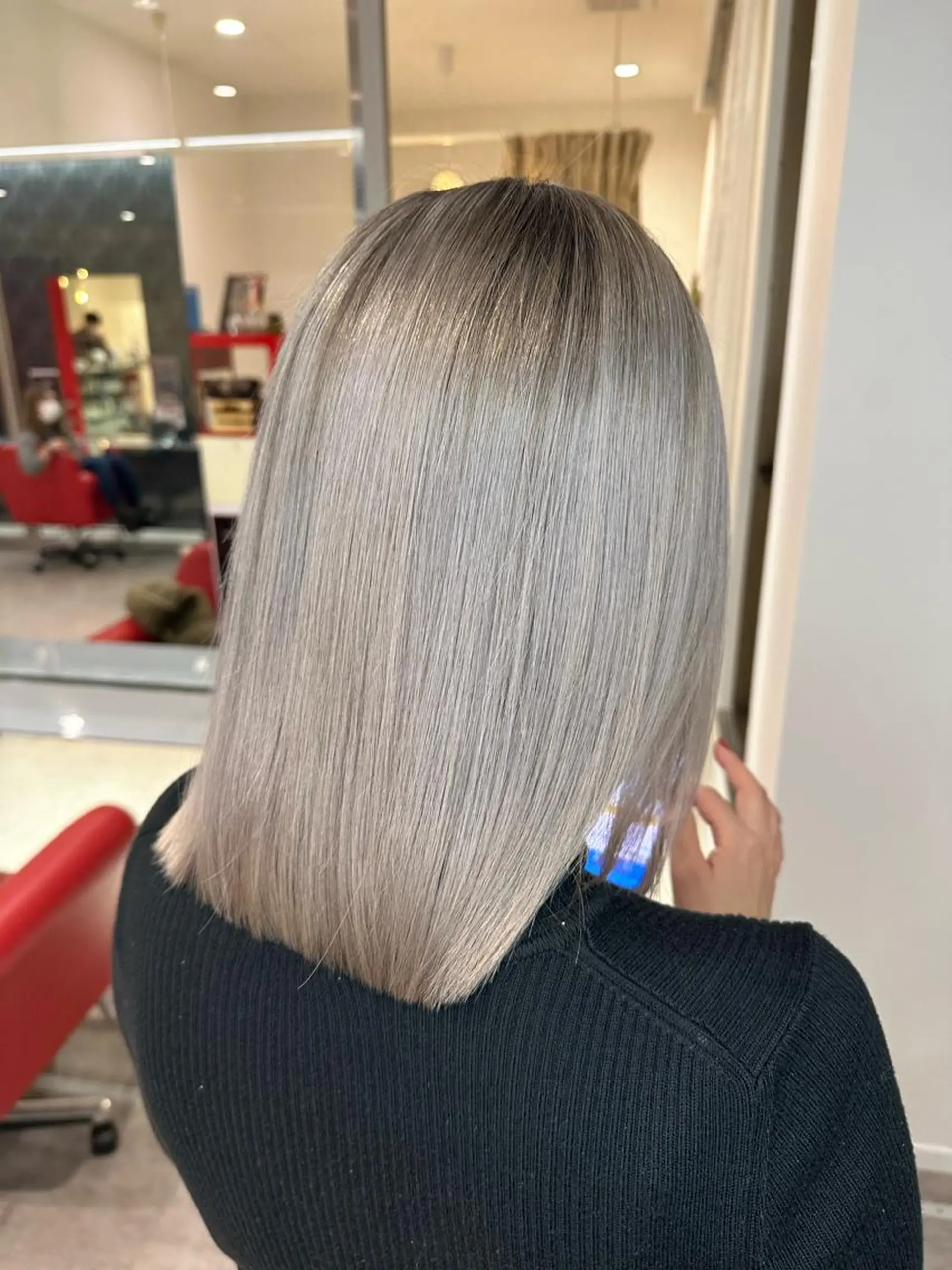 ミディアム カラー ブリーチ グレージュ シルバー シルバーグレージュ トリートメント Merlyosaka所属・Merlyosaka 早川未来のヘアスタイル