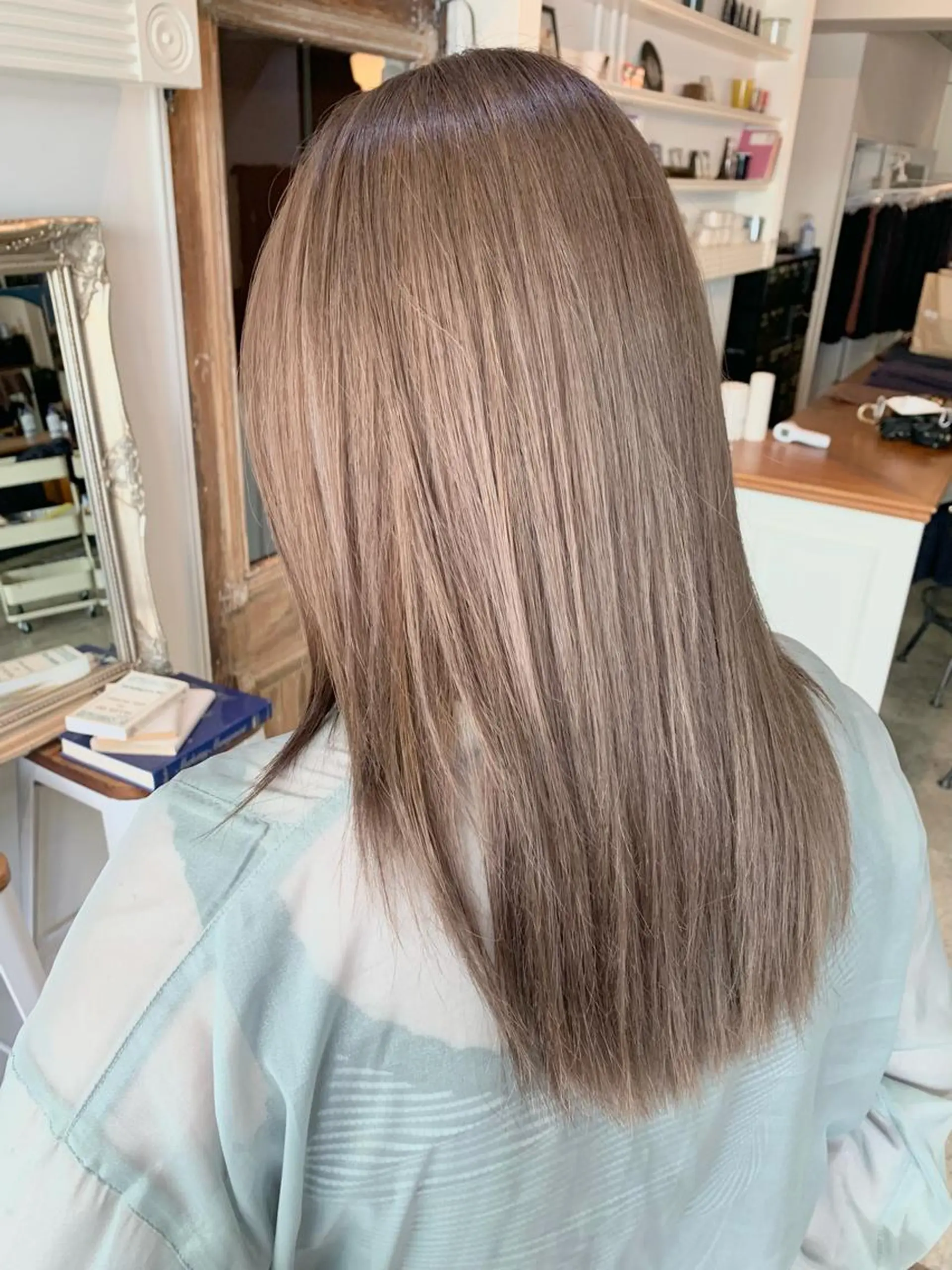 セミロング カラー ヘアアレンジ ベージュカラー ミルクティーベージュ カット ヘアカラー トリートメント 山崎 澪のヘアスタイル