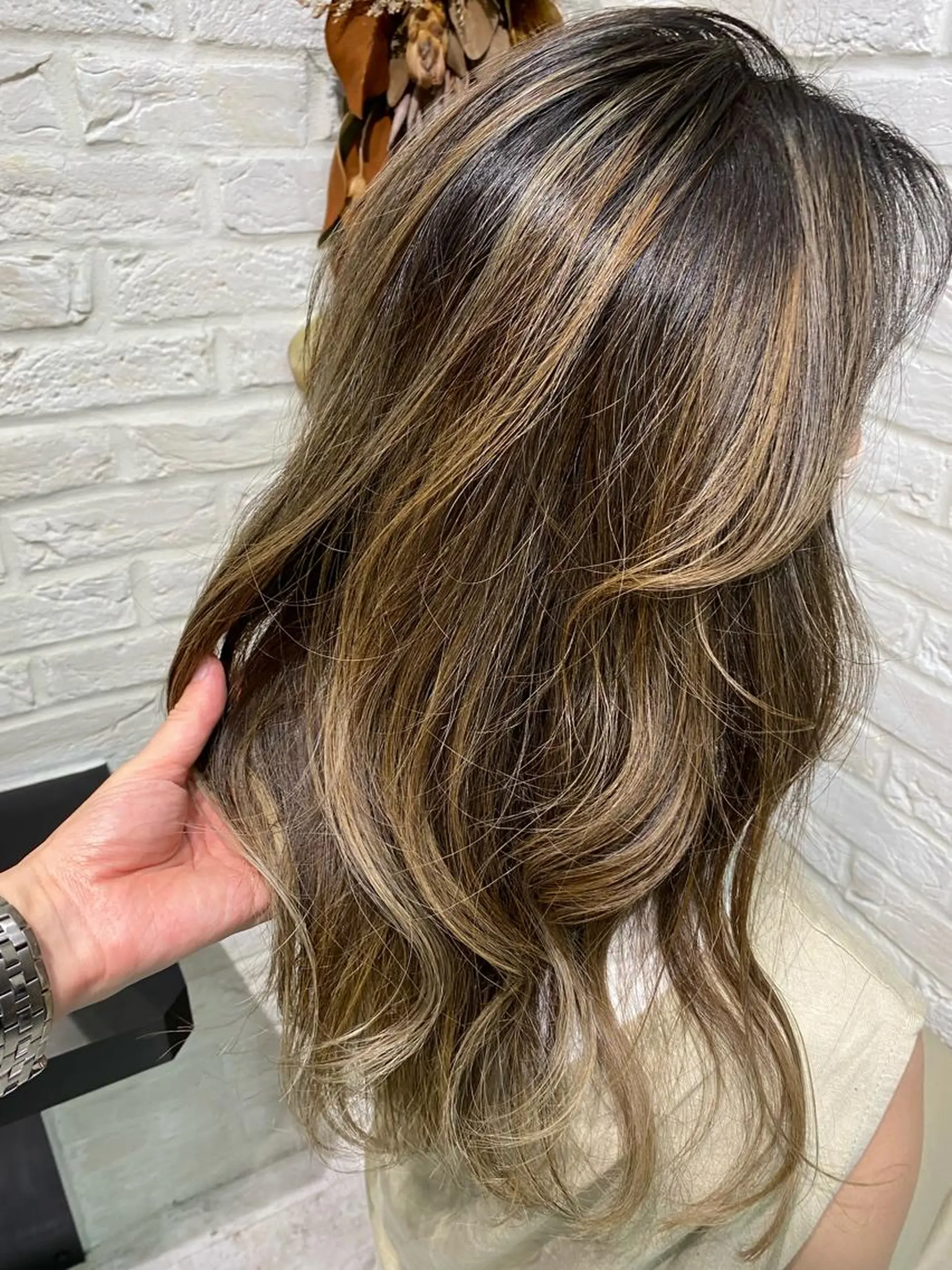 ロング カラー バレイヤージュ ベージュカラー ブリーチ レイヤーカット Seasonal〜（シーズナル）所属・伊藤 早人のヘアスタイル