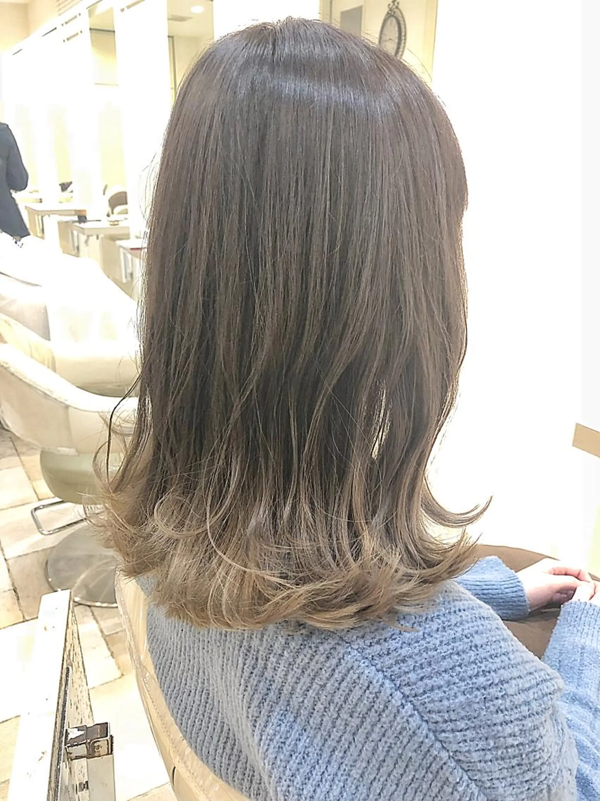 セミロング カラー バレイヤージュ グラデーションカラー レイヤーカット 須賀 一美のヘアスタイル
