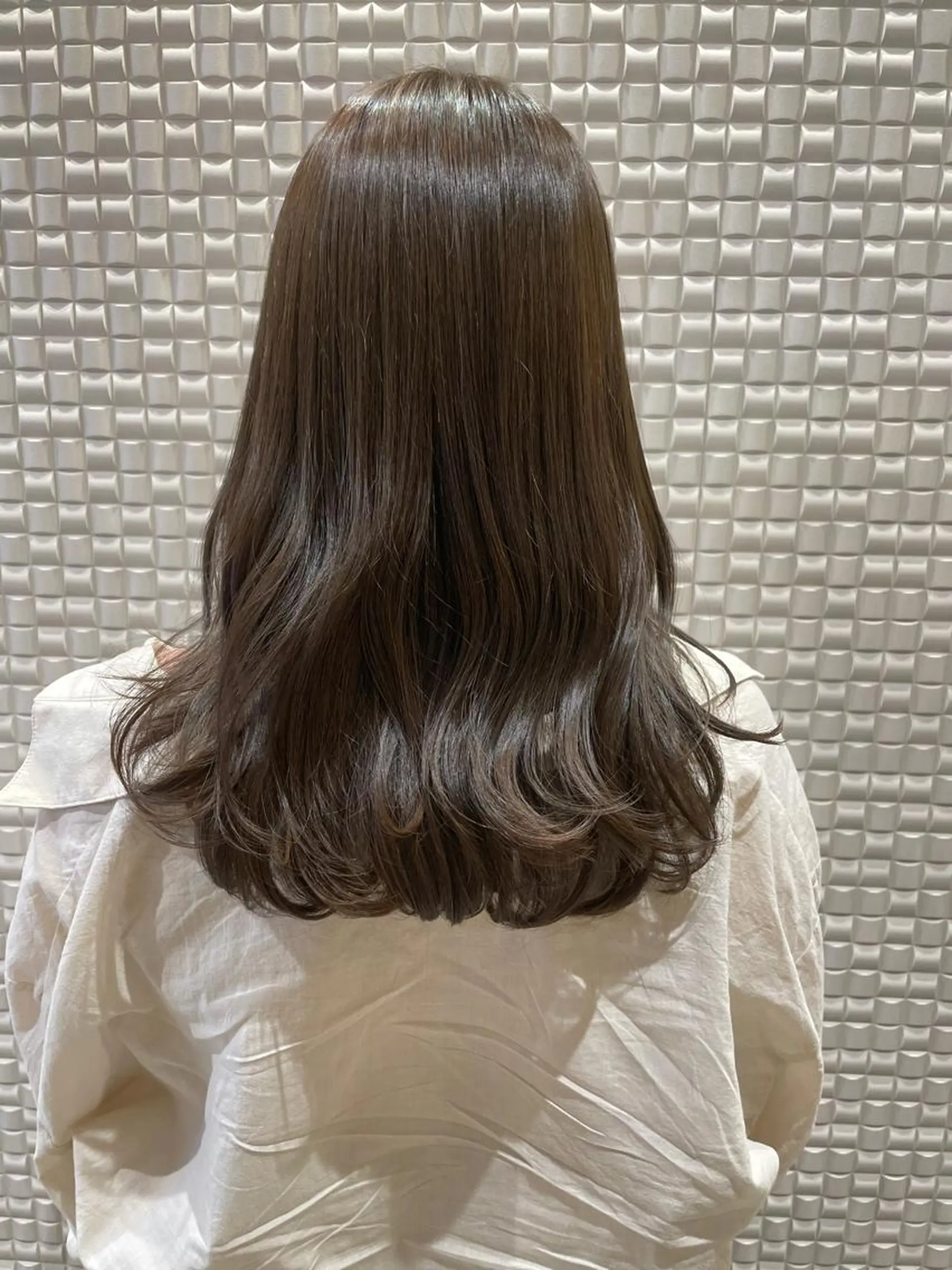 セミロング カラー グレージュ ハイライトカラー オリーブグレージュ オリーブグレー ハイライト シャドールーツ美容師 篠原康太のヘアスタイル