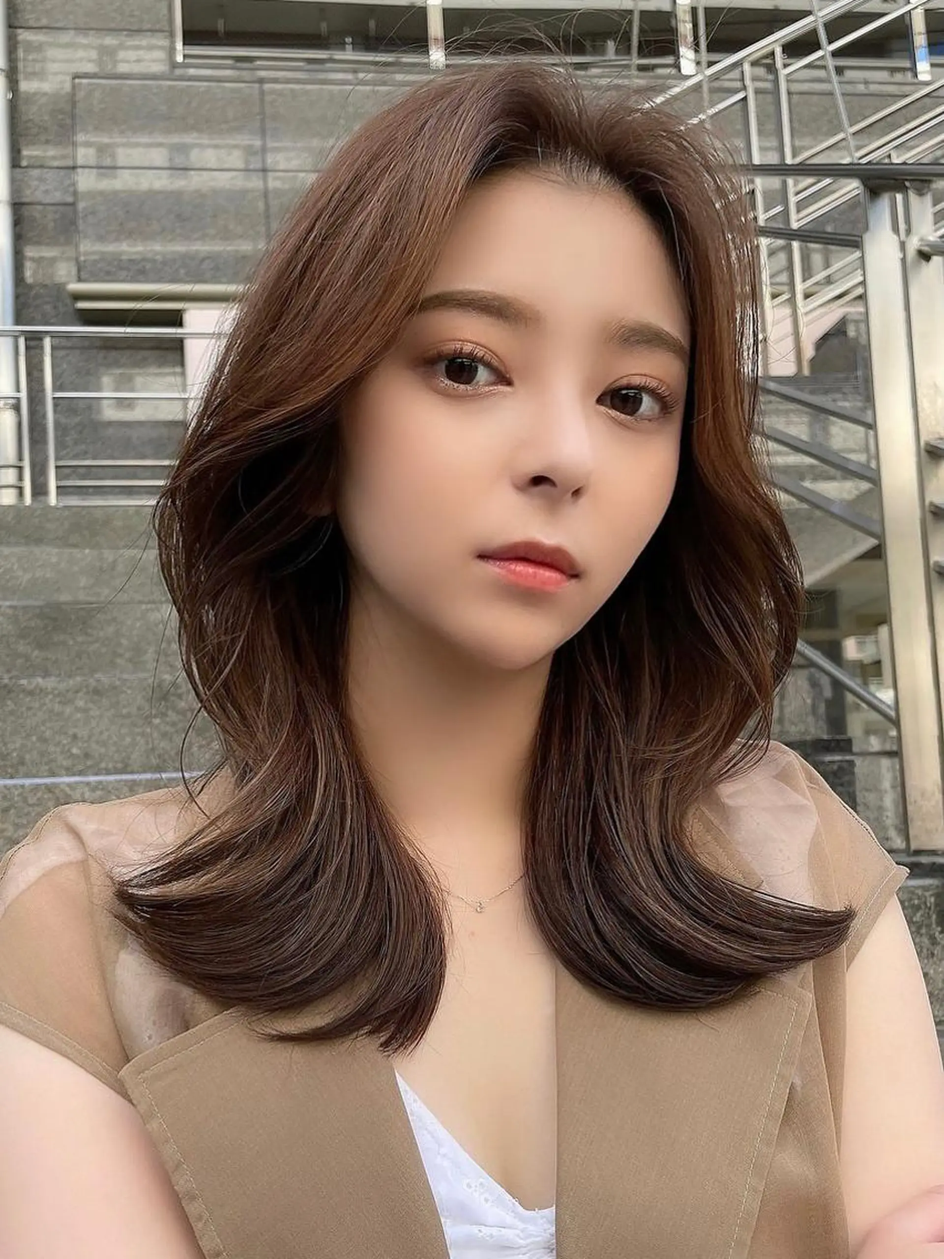 セミロング カット ヘアカラー 縮毛矯正 トリートメント ✨髪質改善特化✨副 店長椎葉信乃介のヘアスタイル