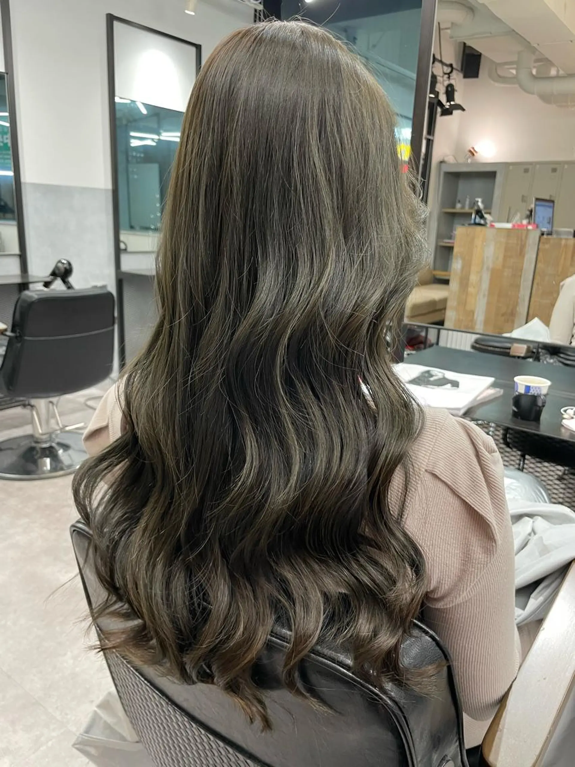 ミディアム カラー グレージュ ハイライトカラー オリーブグレージュ オリーブグレー ハイライト ダブルカラー🎀池袋 RUKAのヘアスタイル