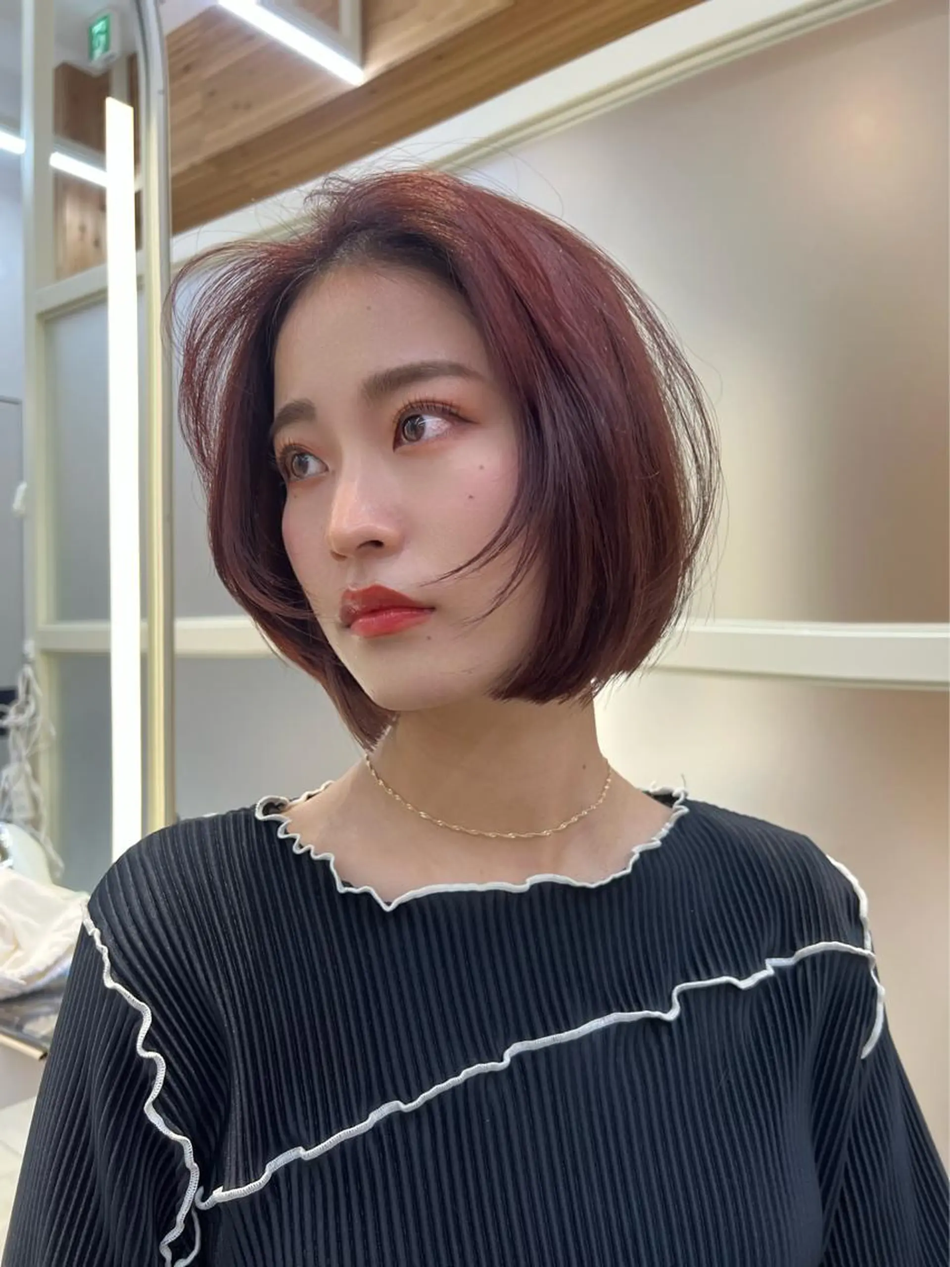 ショート カラー ミストバング 透明感カラー グレージュ ボブ くびれヘア カット ヘアカラー トリートメント ニュアンスレイヤー ハイトーンカラーのヘアスタイル