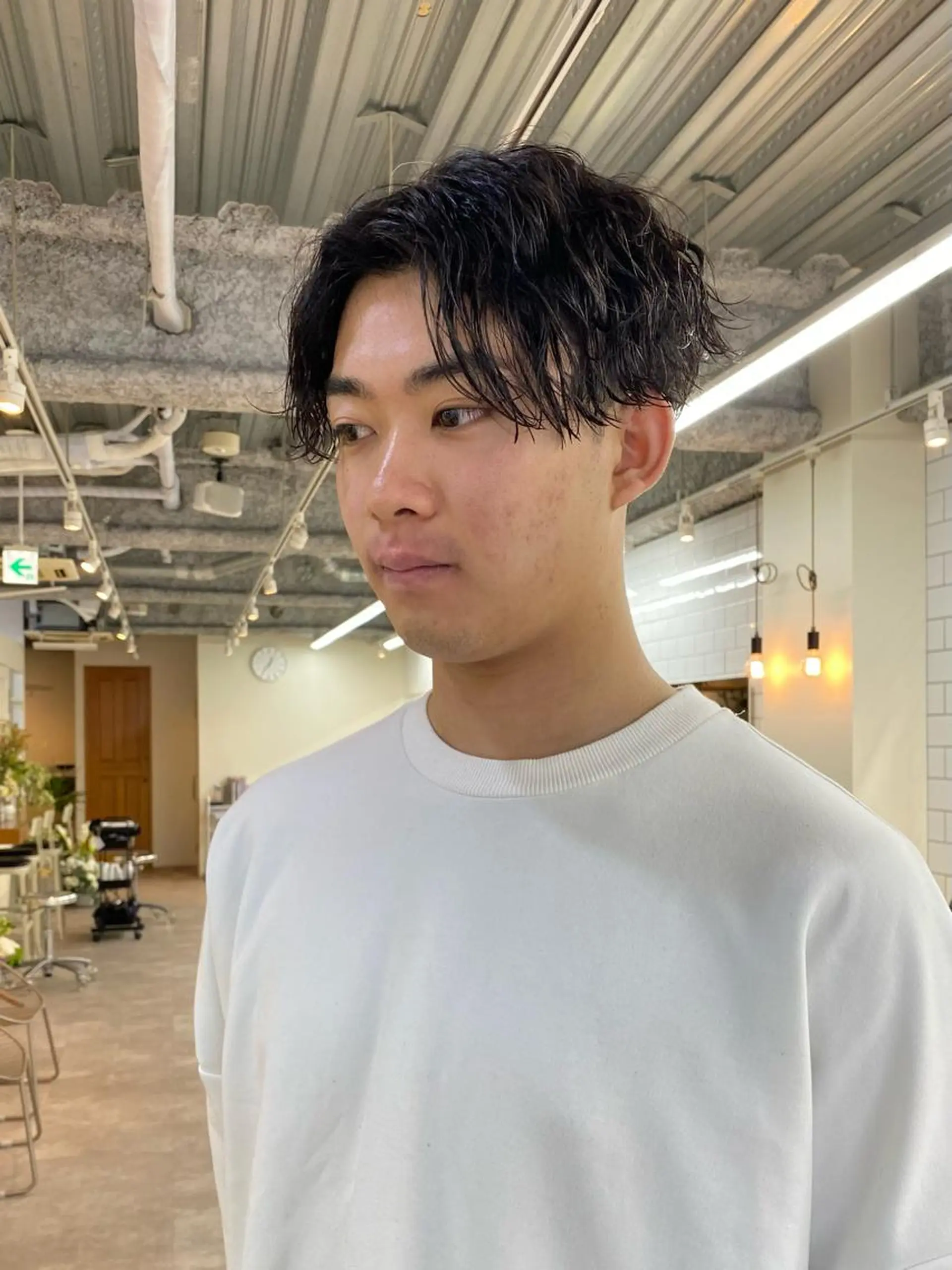 ショート パーマ メンズ センターパート 波巻きパーマ カット パーマ JINKIメンズ特化 メンズカットパーマのヘアスタイル