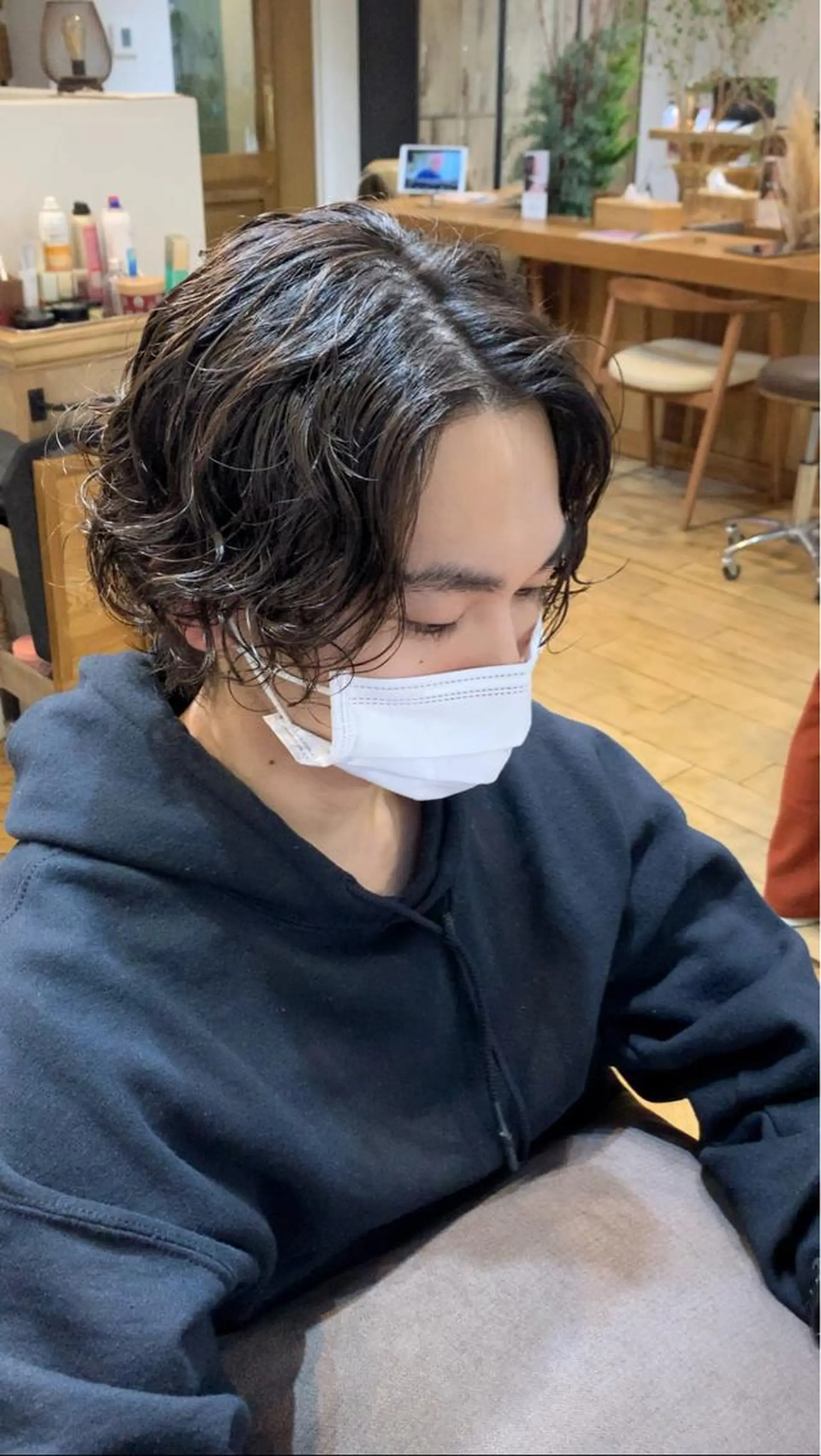 ミディアム パーマ メンズ ミディアムパーマ メンズブリーチ センターパート フェードカット メンズハイライト メンズStylist 山根慧のヘアスタイル