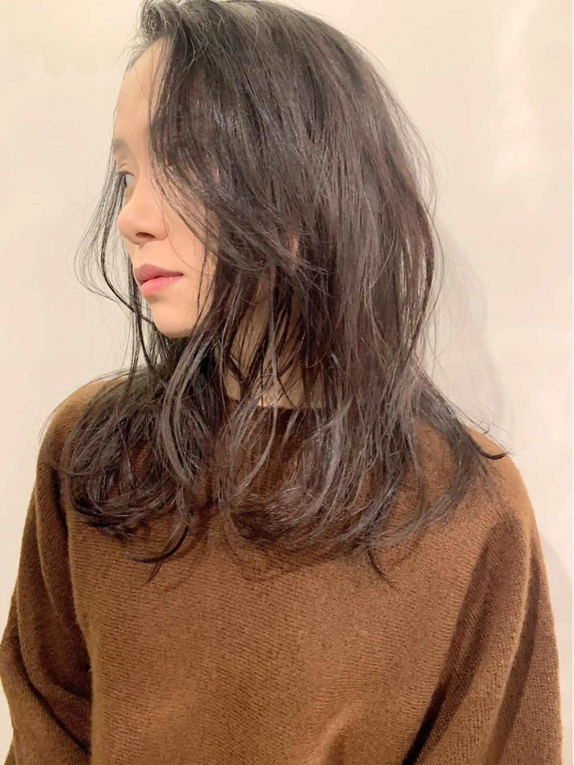セミロング カラー ヤマグチ リョウのヘアスタイル