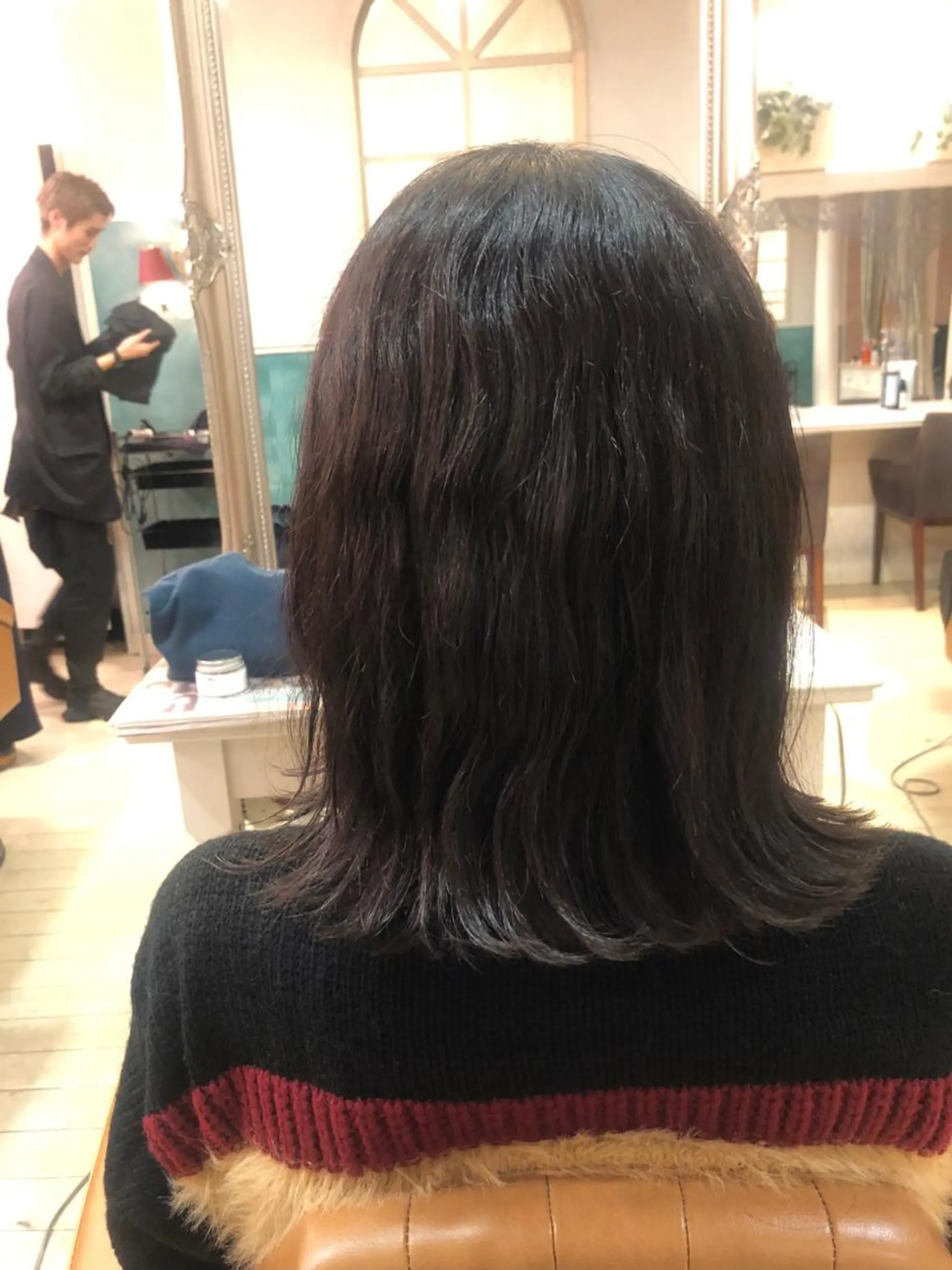 ミディアム くせ毛 伸ばしかけ 外ハネヘア 佐々木 シホミのヘアスタイル