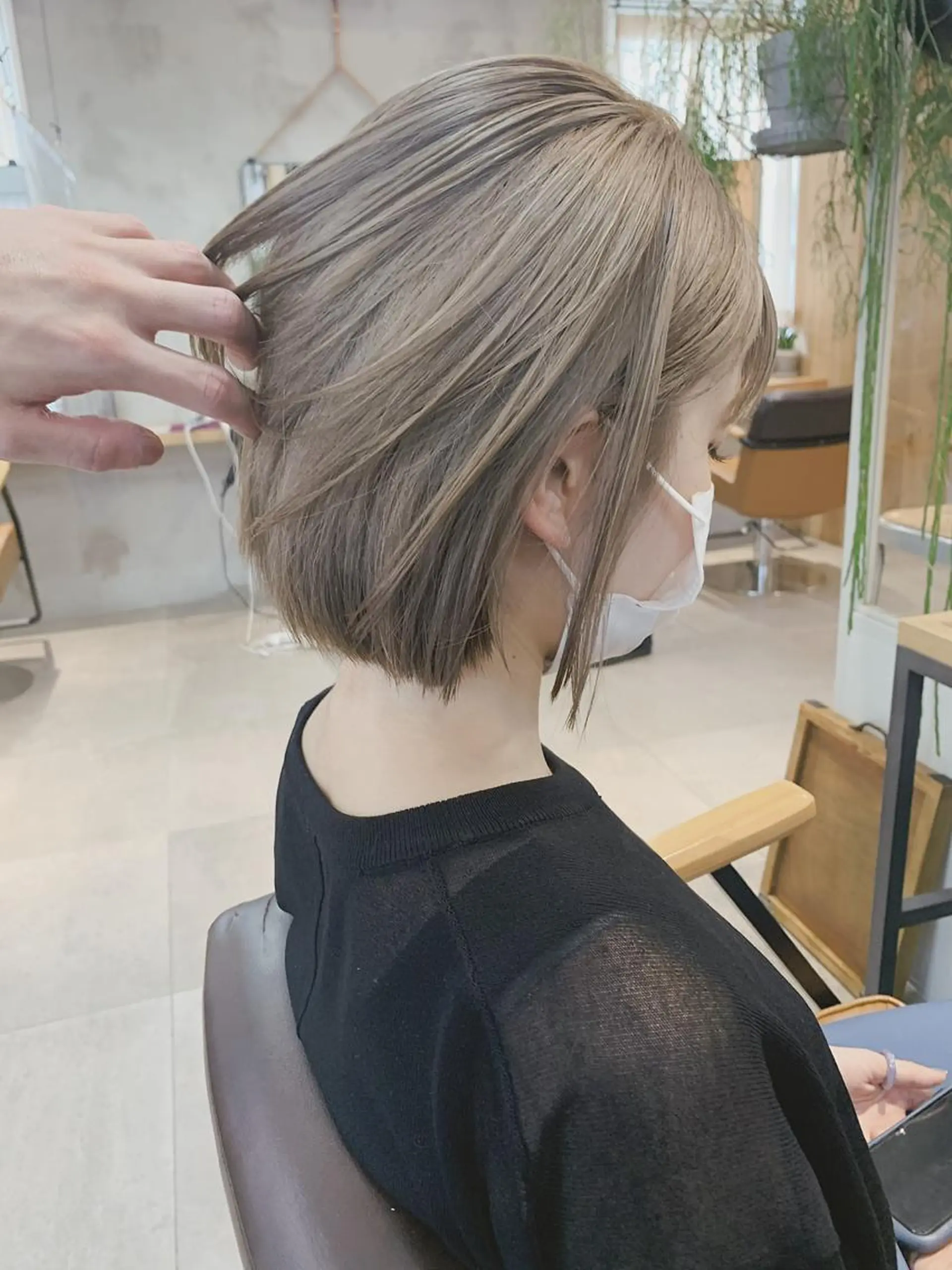 ショート カラー ネイル マツエク・マツパ カット ヘアカラー トリートメント グレージュ× ボブ× ハイトーン　前田隆太のヘアスタイル