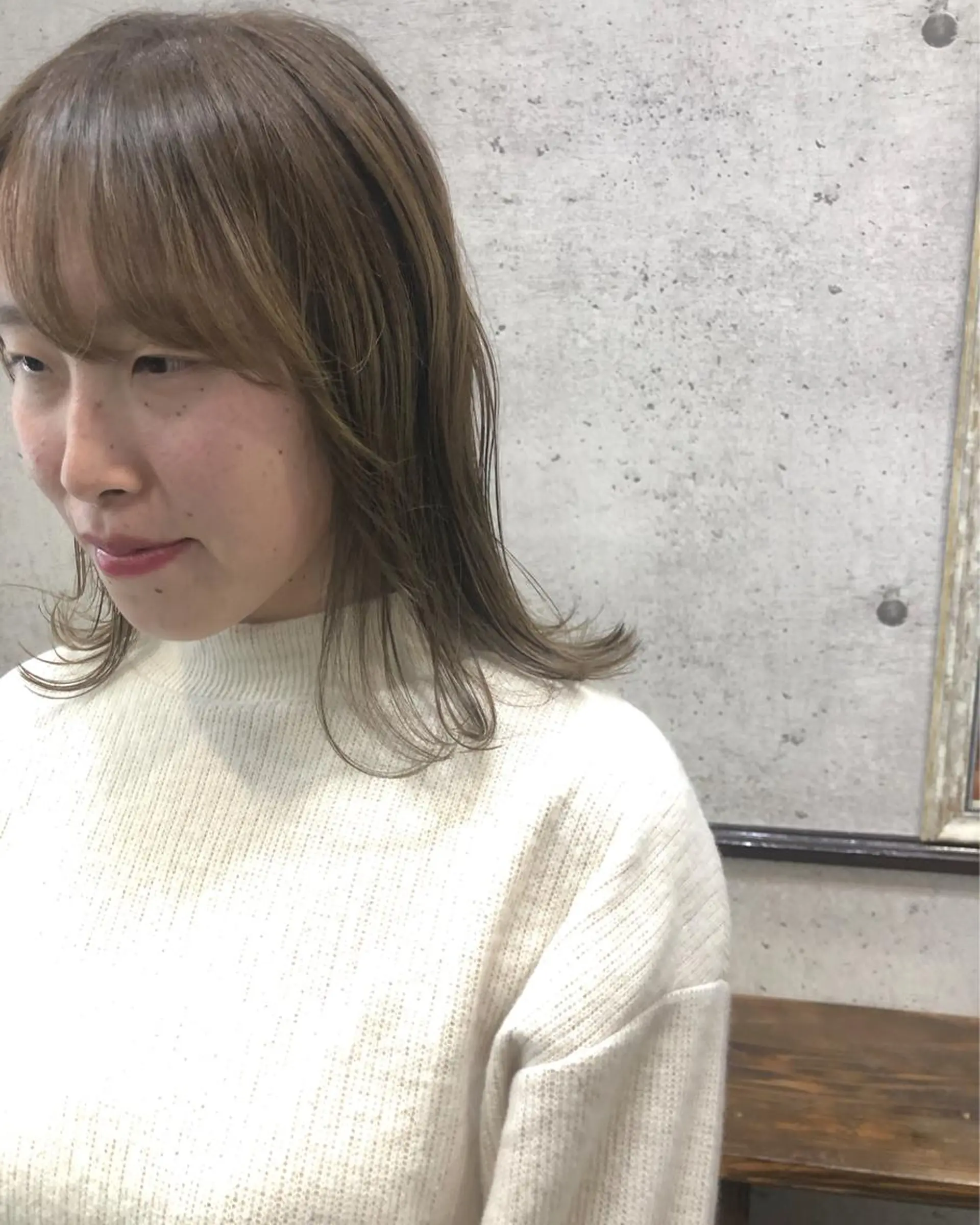 セミロング カラー アッシュ ハイトーンカラー ヘアカラー トリートメント 江原 彩華のヘアスタイル
