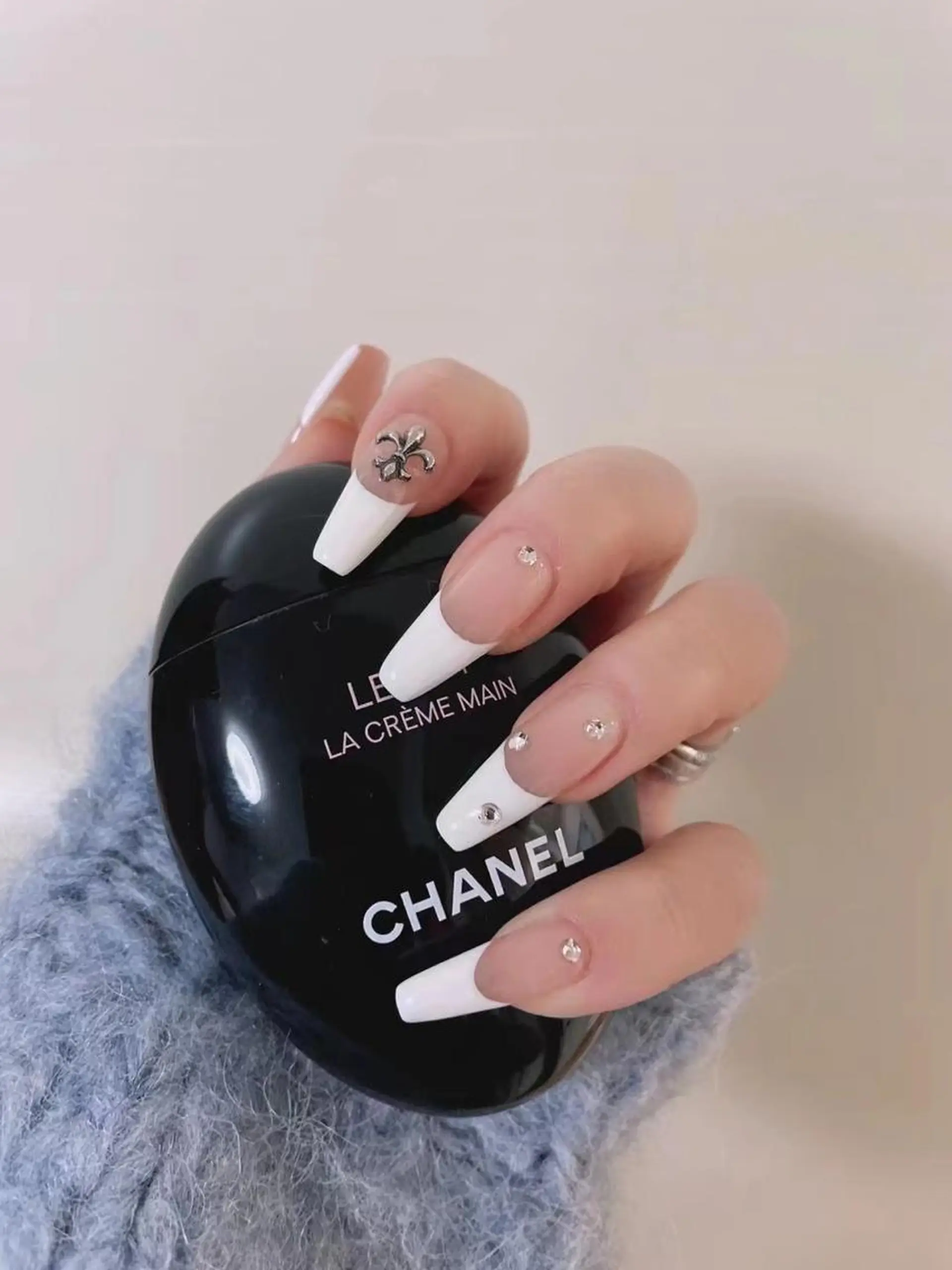 ネイル フレンチネイル シルバー ホワイト Babarla Nailのネイルデザイン