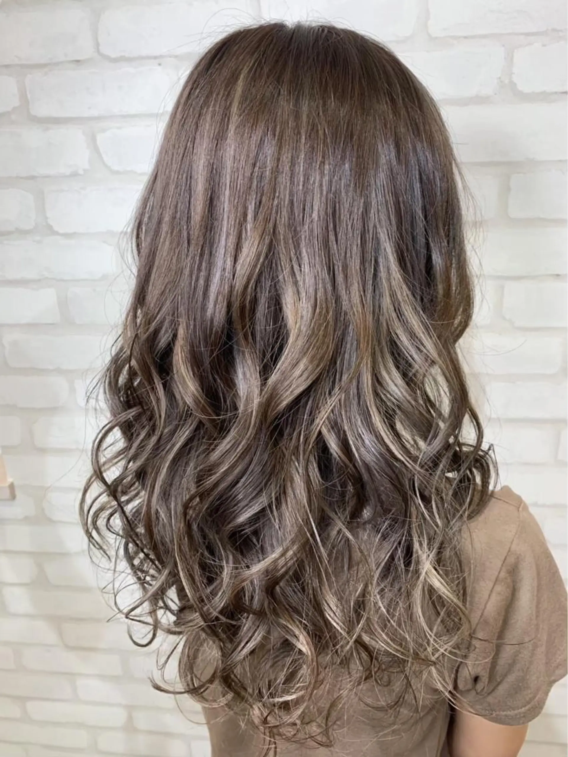 ミディアム カラー シールエクステ バレイヤージュ ブリーチ ケアブリーチ ダブルカラー 西口徒歩20秒 寒色 カラーミディアムヘアのヘアスタイル