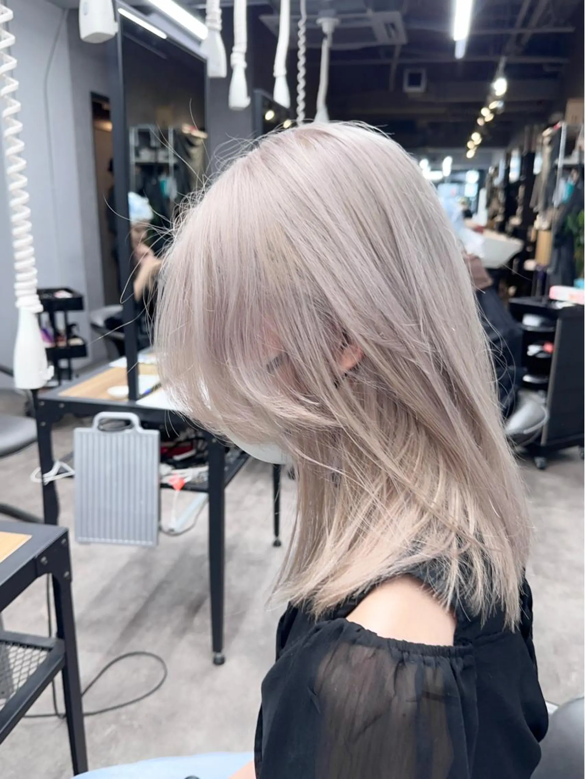 ロング 前髪カット🩶レイヤ ー🩶ハイトーン🩶のヘアスタイル