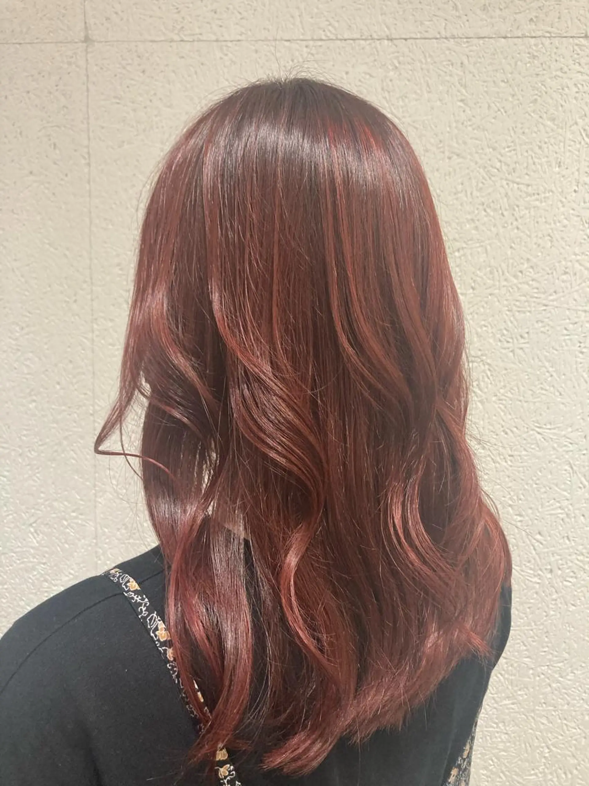 セミロング カラー レッドカラー ✂️carina✂️ ハイトーンカラー🤩のヘアスタイル