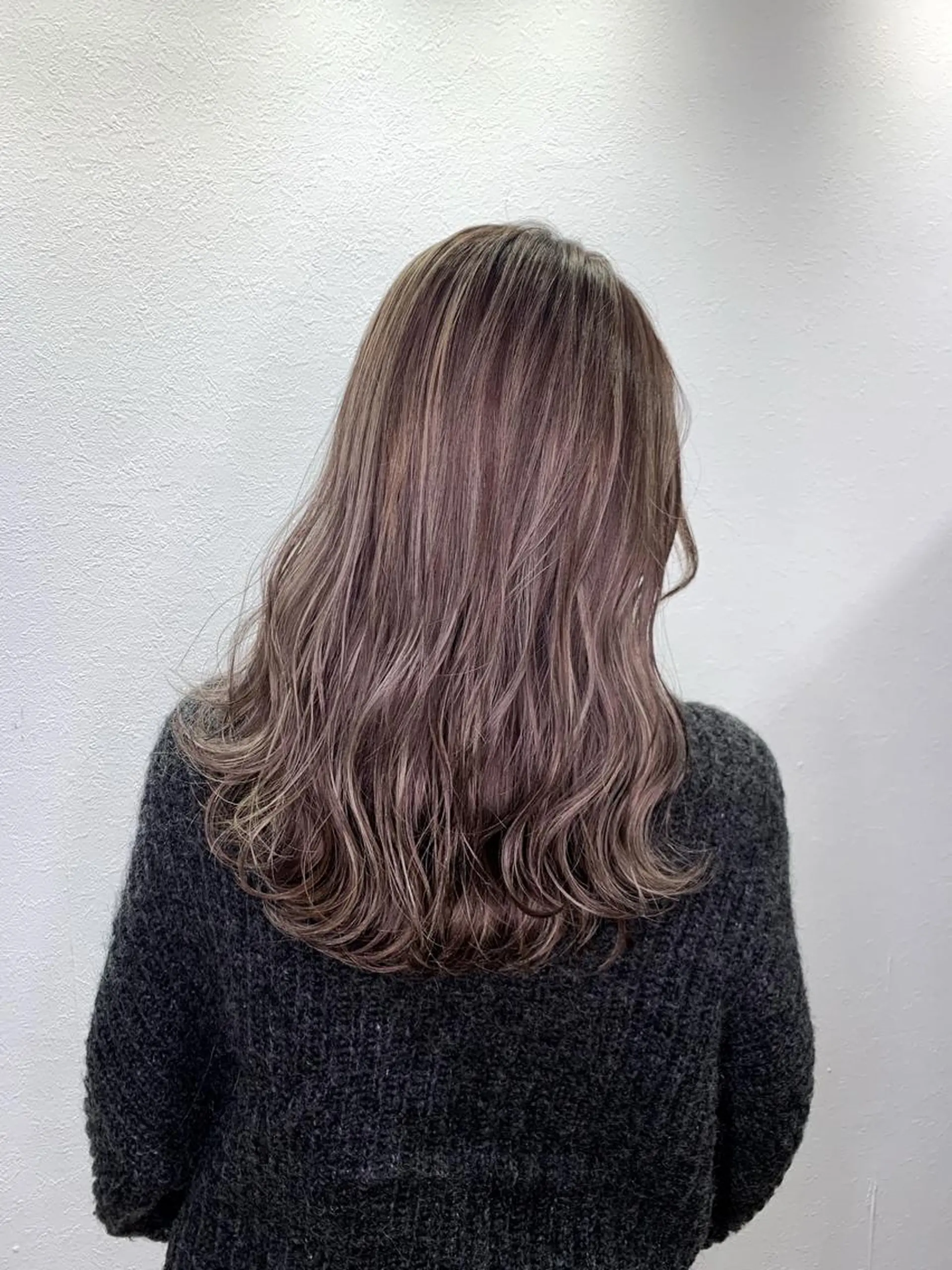 ロング カラー 透明感カラー ハイライトカラー ハイライト ヘアカラー トリートメント ミルクティーベージュ 🌿店長　清水ひとみのヘアスタイル