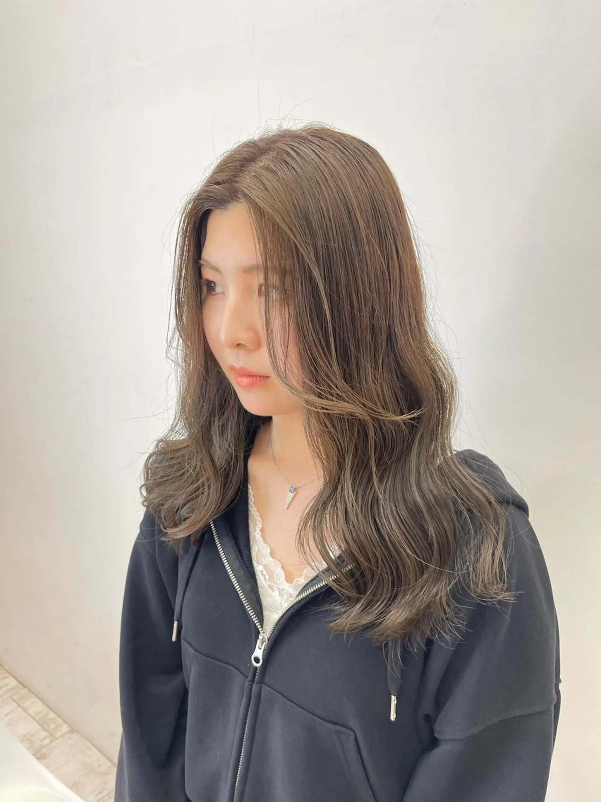 セミロング アッシュ アッシュブラウン luce所属・千代 夏輝のヘアスタイル