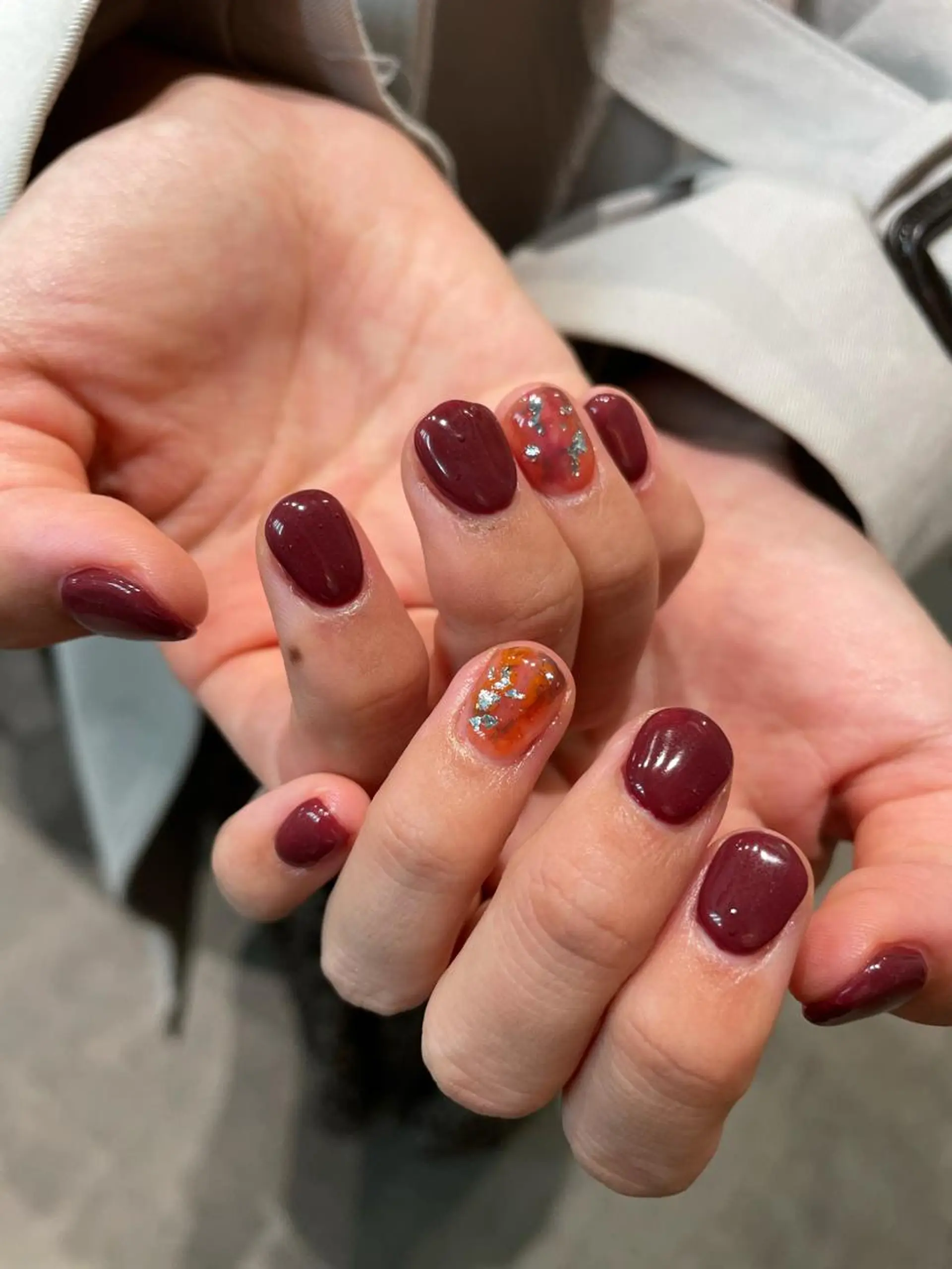 ネイル アートネイル ニュアンスネイル 赤色 冬ネイル ハンドネイル ナチュラル透明感🌱 小山美樹子のヘアスタイル