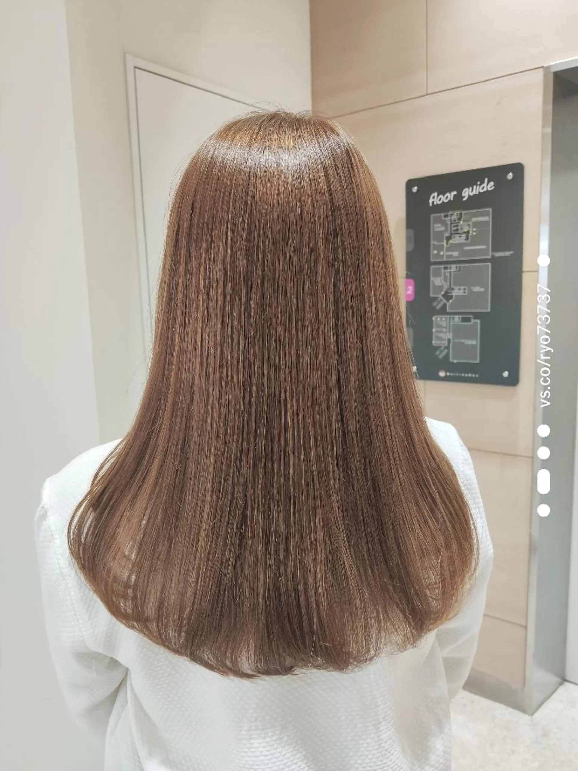 セミロング カラー ベージュカラー ブリーチ カット ヘアカラー トリートメント 伊藤 瞭のヘアスタイル