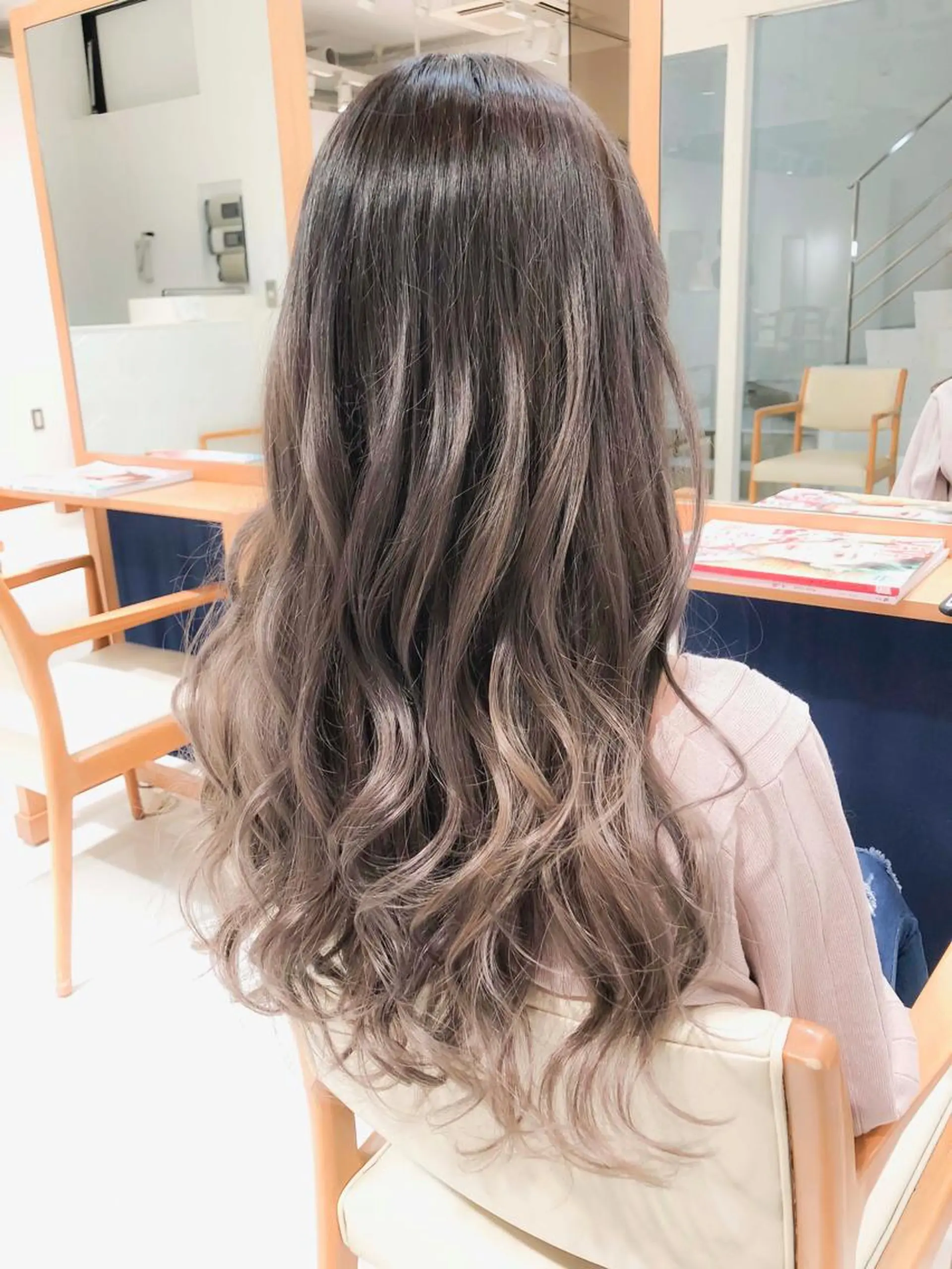 ロング カラー グラデーションカラー グレージュ ミルクティーグレージュ Days 透明感カラーのヘアスタイル