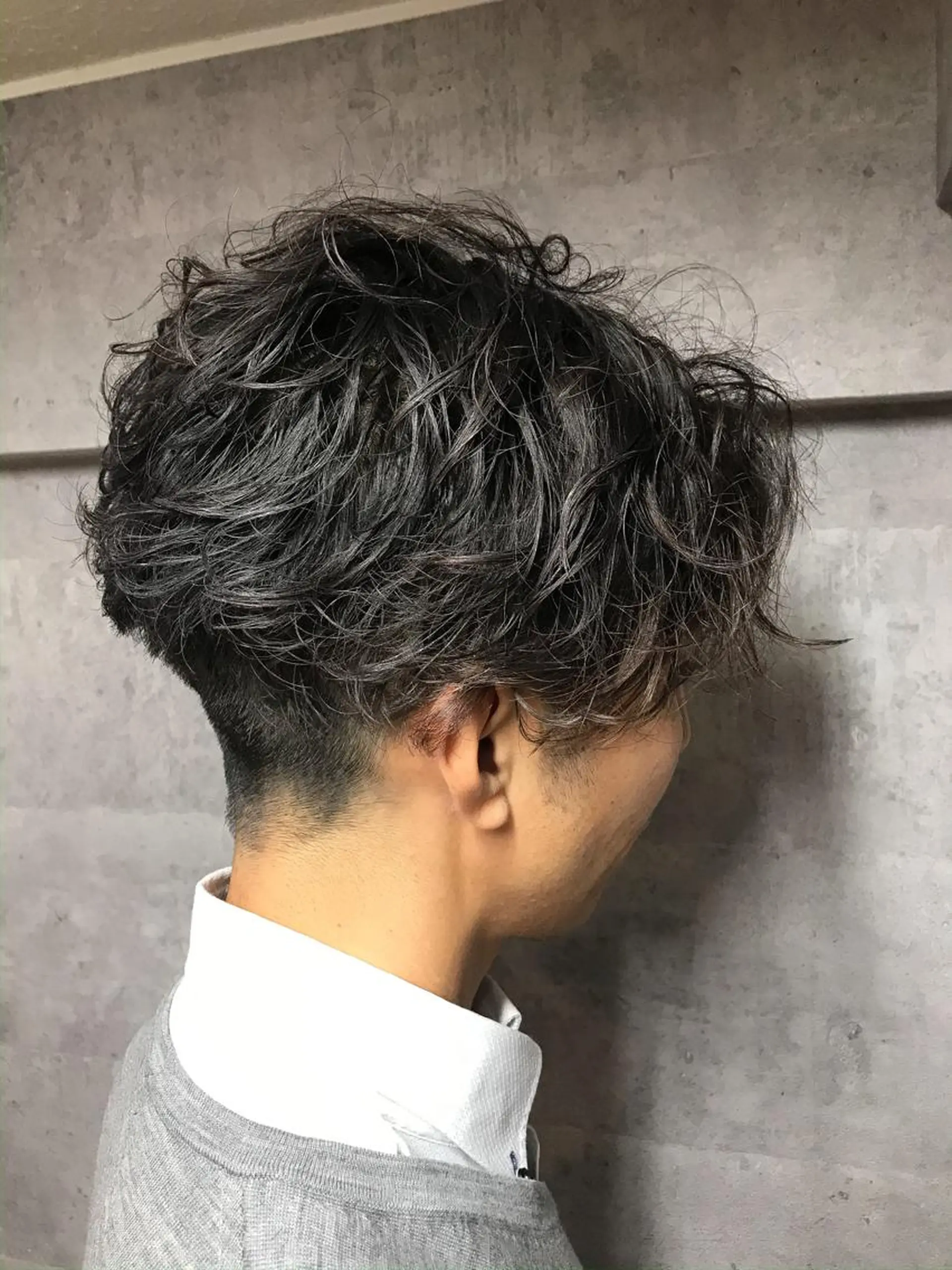 ミディアム カラー パーマ メンズ ミディアムパーマ メンズパーマ カット ヘアカラー パーマ トリートメント ヘッドスパ 久保亮太 /大人ショートのヘアスタイル