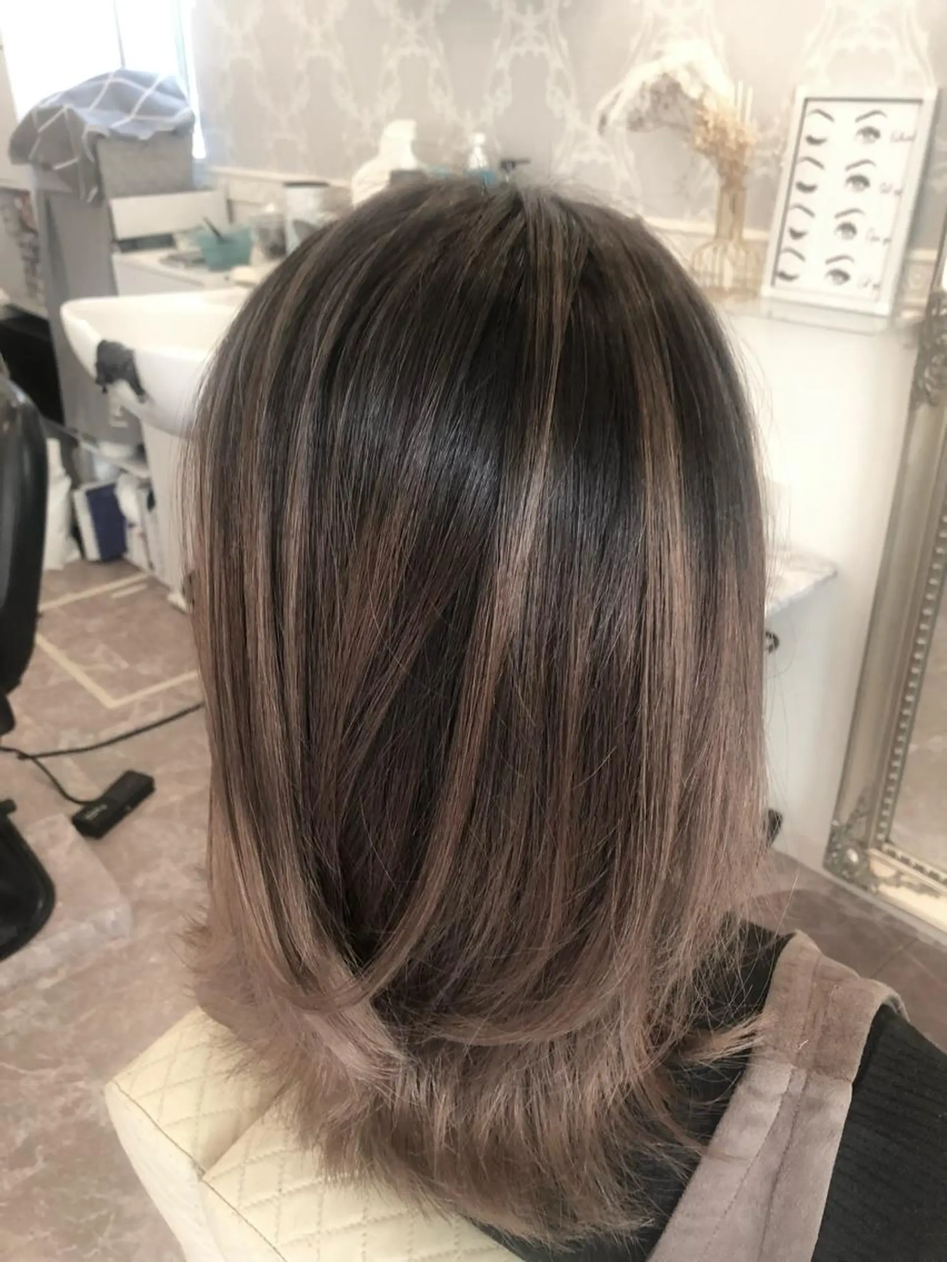 セミロング カラー バレイヤージュ レイヤーカット La.fleur ラ.フルールのヘアスタイル