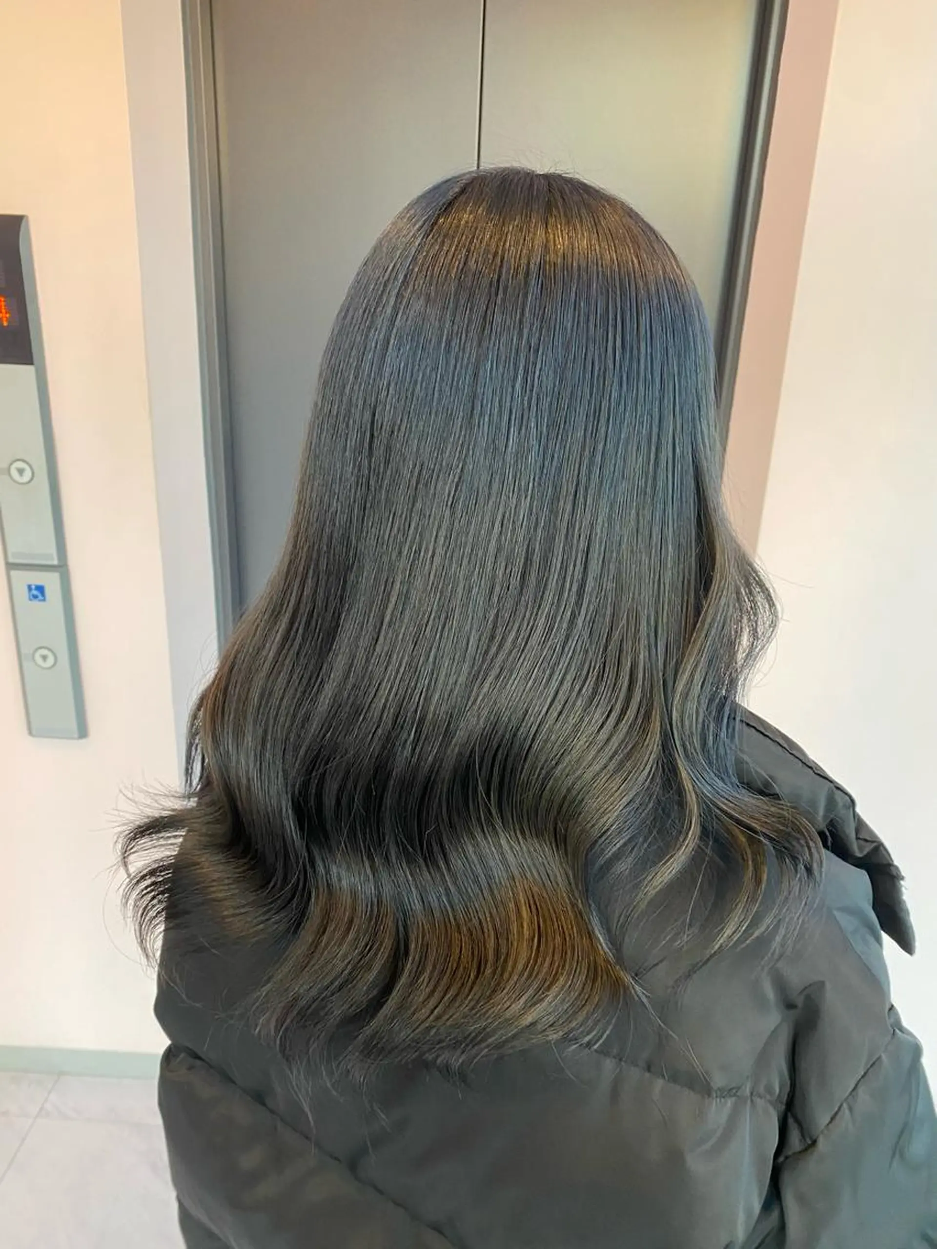 カラー ブリーチ ダークグレー ブリーチなしカラー ヘアカラー トリートメント ヘアセット 楓🦋韓国系レイヤー / 透明感カラー🤍のヘアスタイル