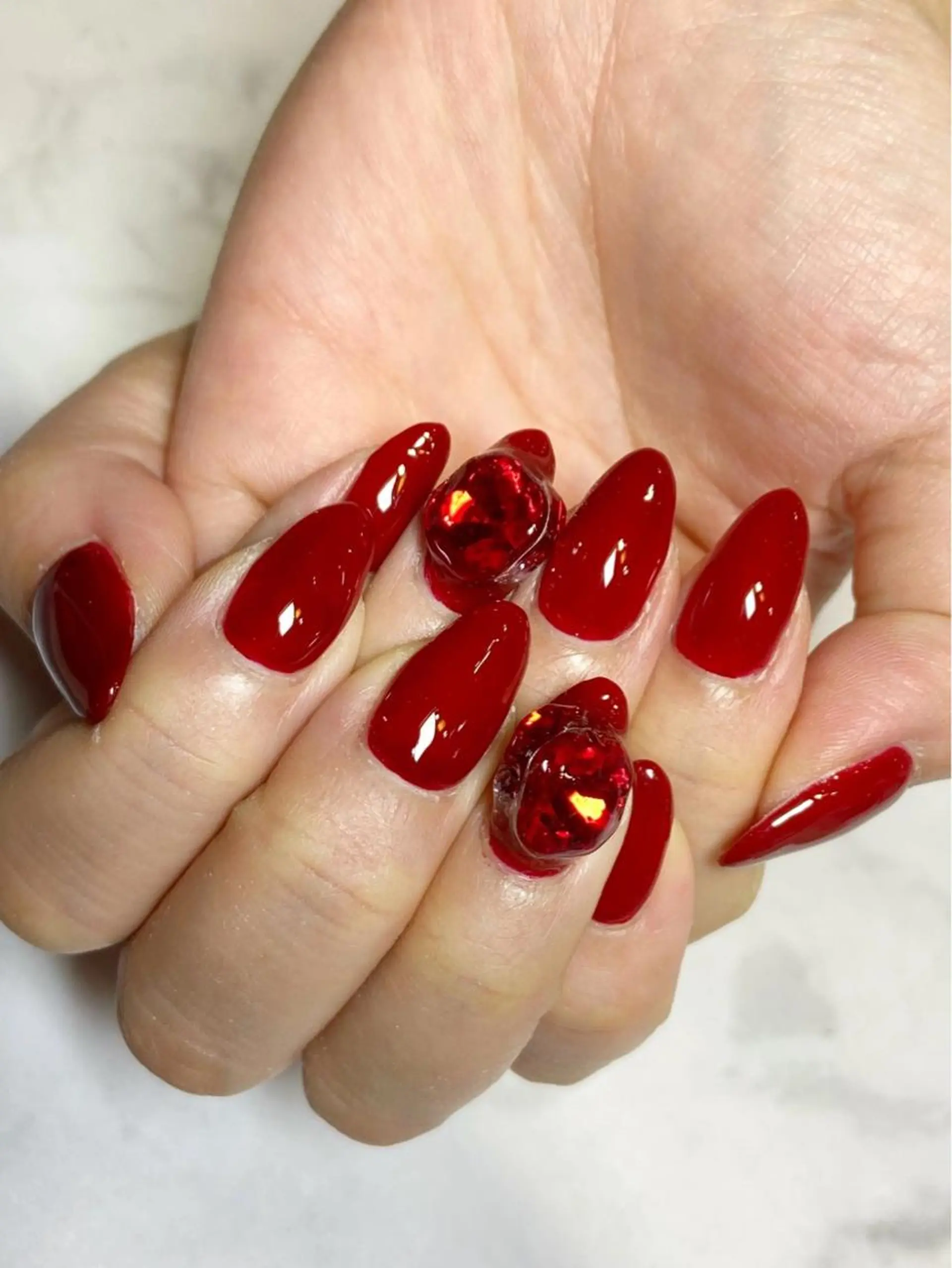 ネイル ストーンネイル YUN 💅のネイルデザイン