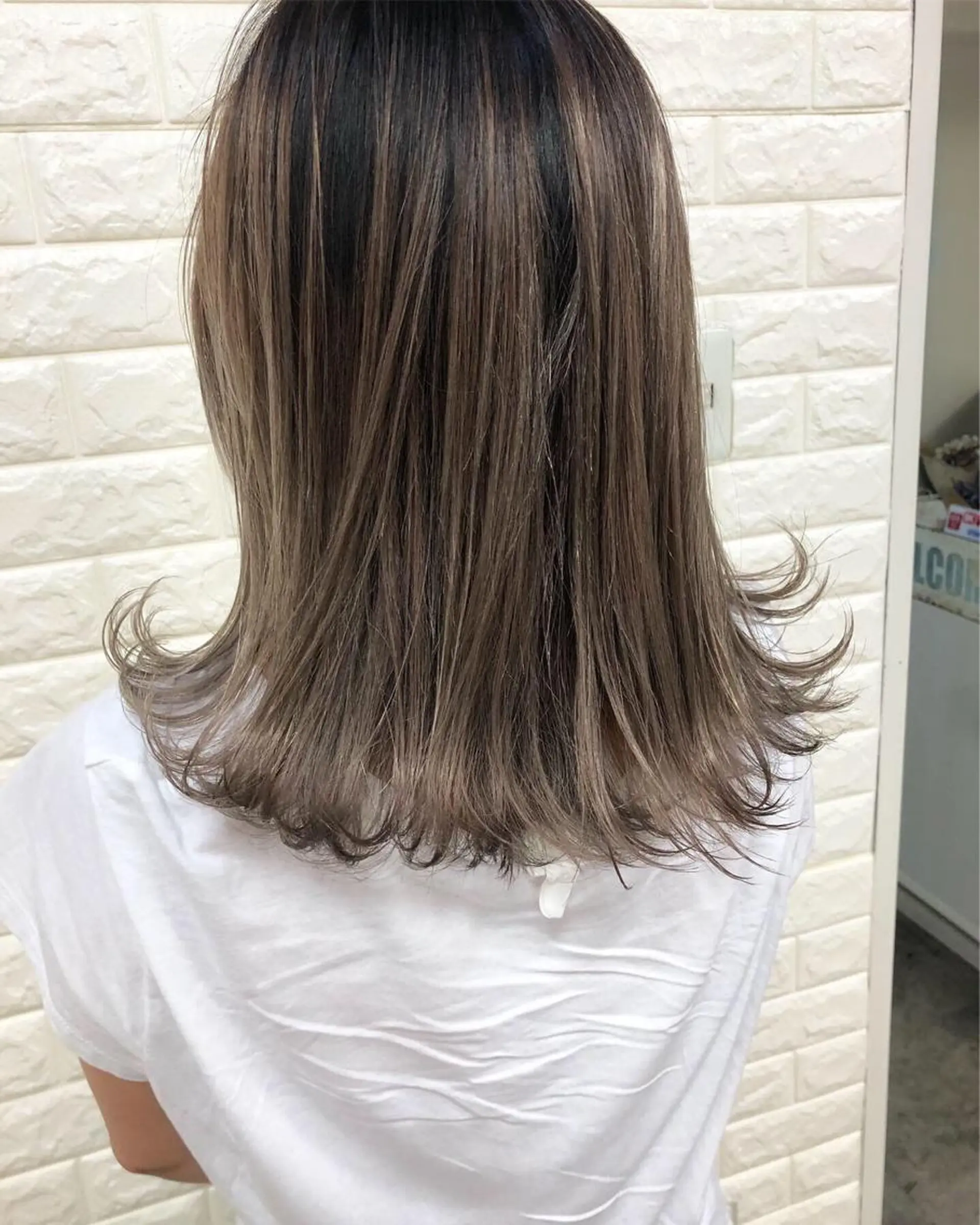 ミディアム カラー バレイヤージュ レイヤーカット ヘアカラー トリートメント famille所属・famille ファミーユのヘアスタイル