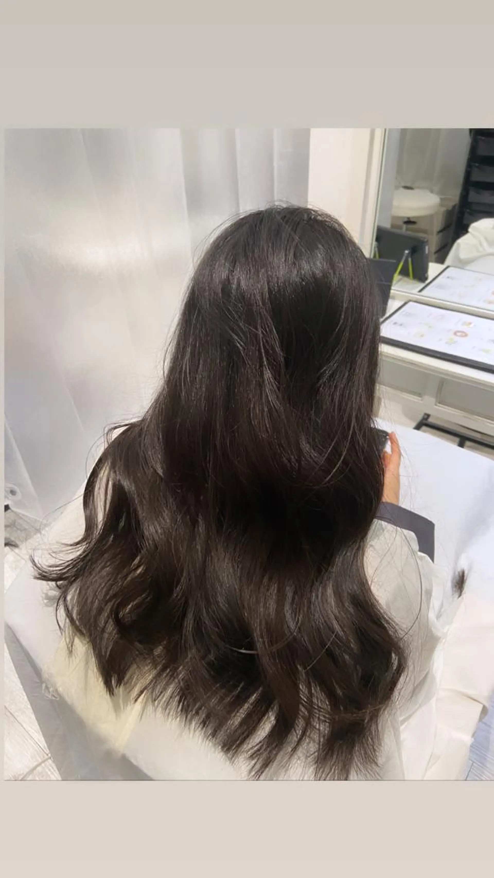 ロング レイヤーカット AHNKISM所属・トレンドレイヤー/ 透明感カラーのヘアスタイル