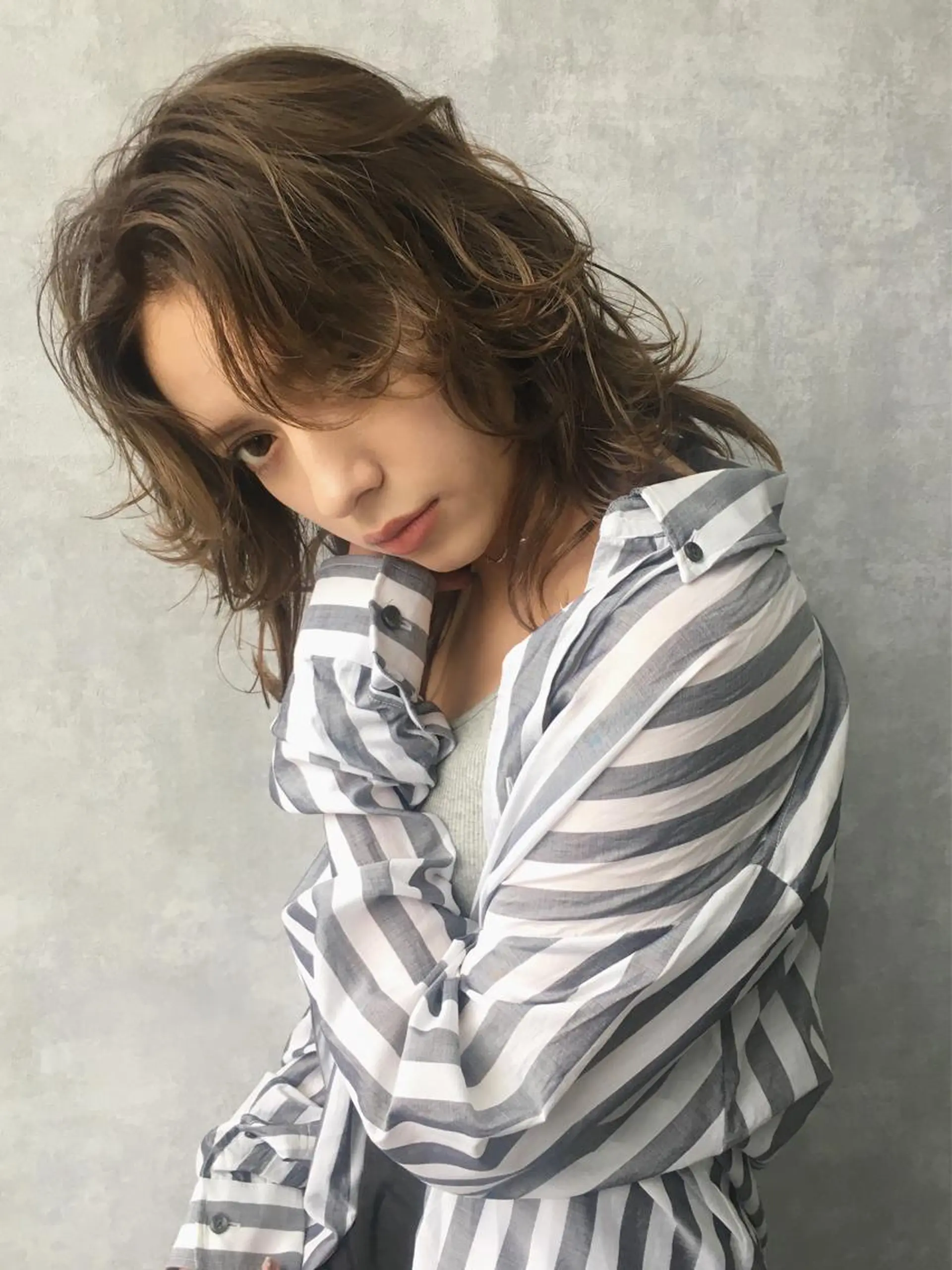 ミディアム カラー アッシュ ベージュカラー レイヤーカット レイヤーカット BLend 渋谷のヘアスタイル