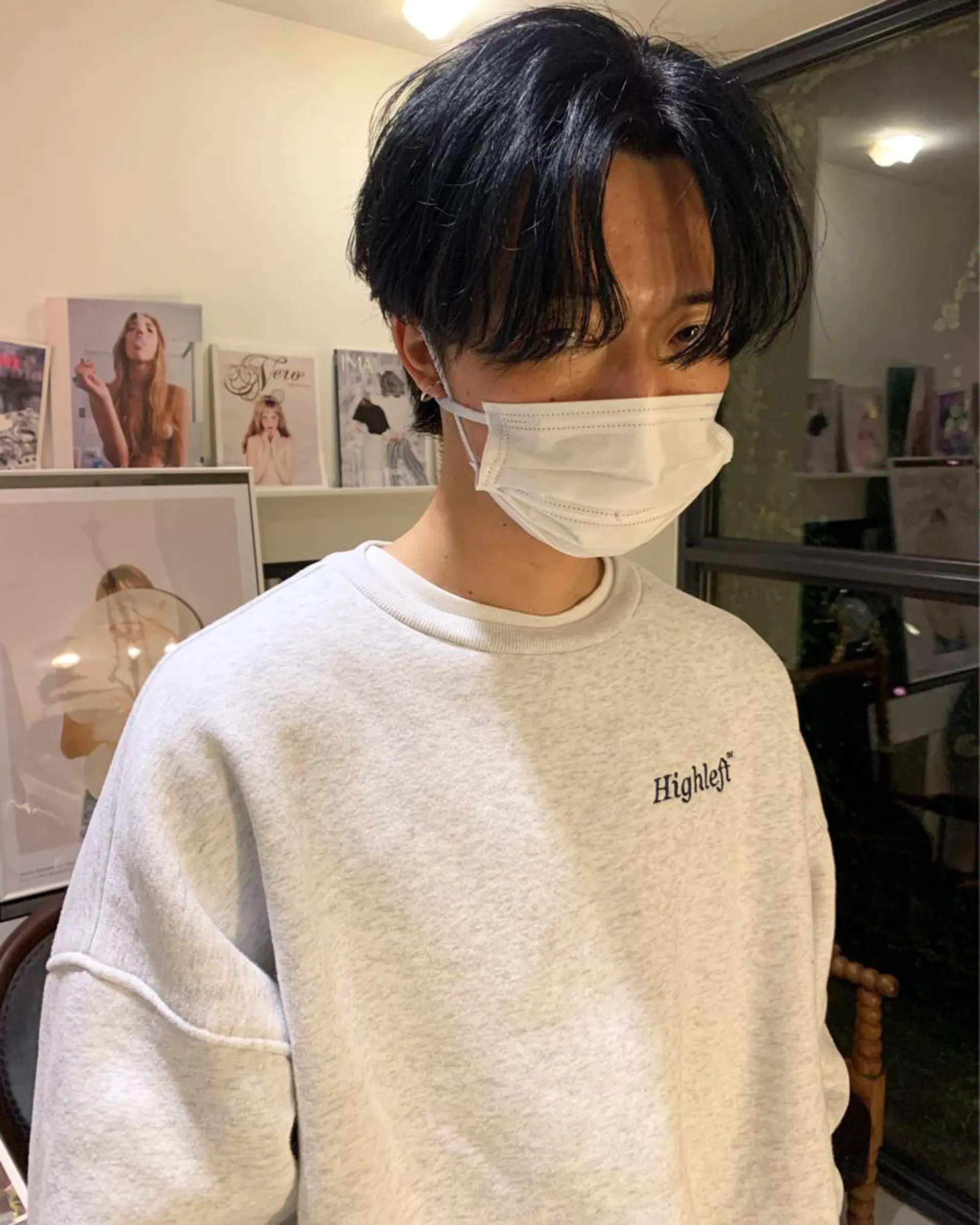 ショート カラー メンズ 黒髪 ブルーカラー ブルーブラック ヘアカラー トリートメント 早川 豪のヘアスタイル