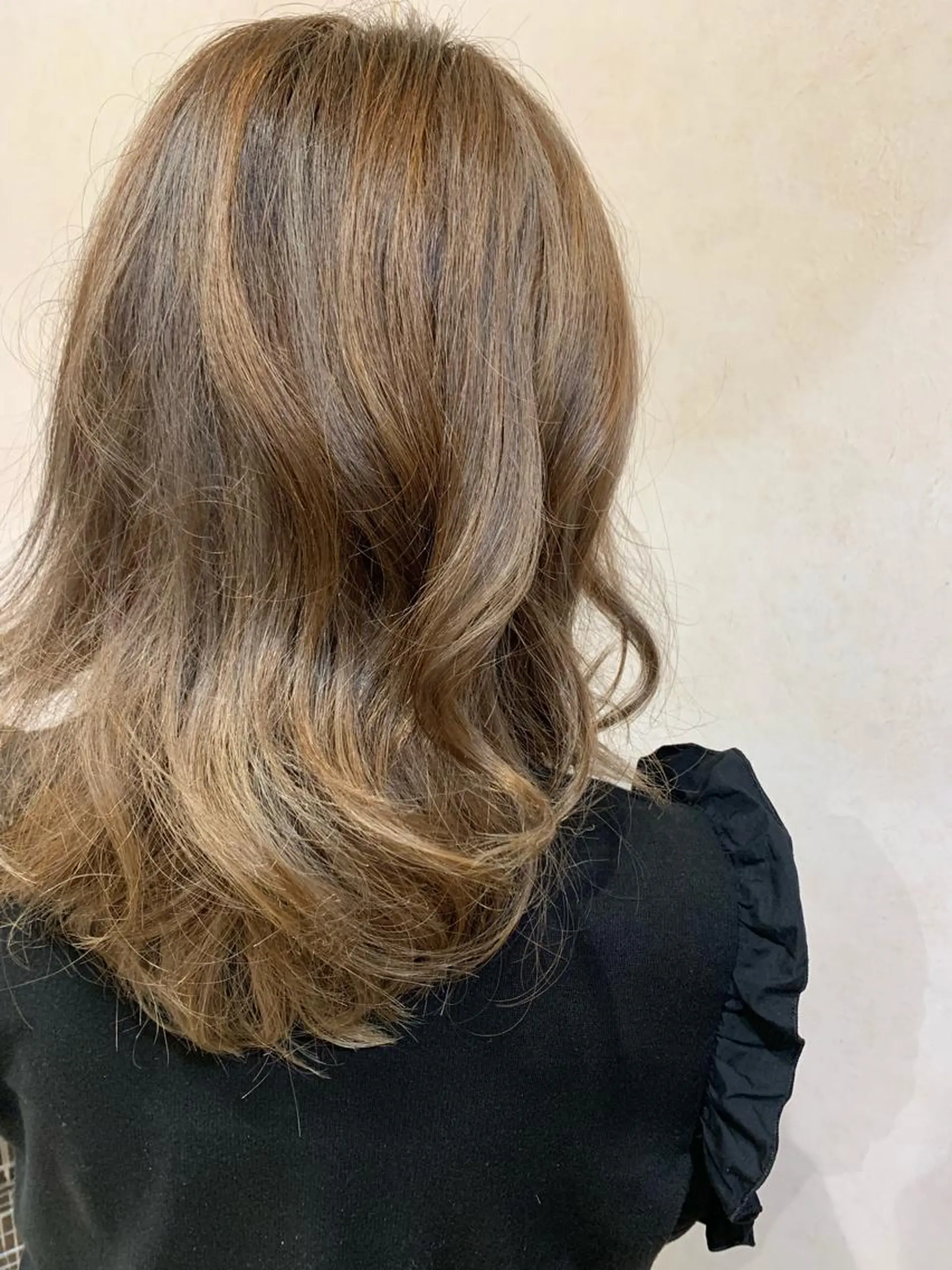 セミロング カラー ヘアアレンジ ハイライトカラー ハイライト TAKA 髪質改善のヘアスタイル
