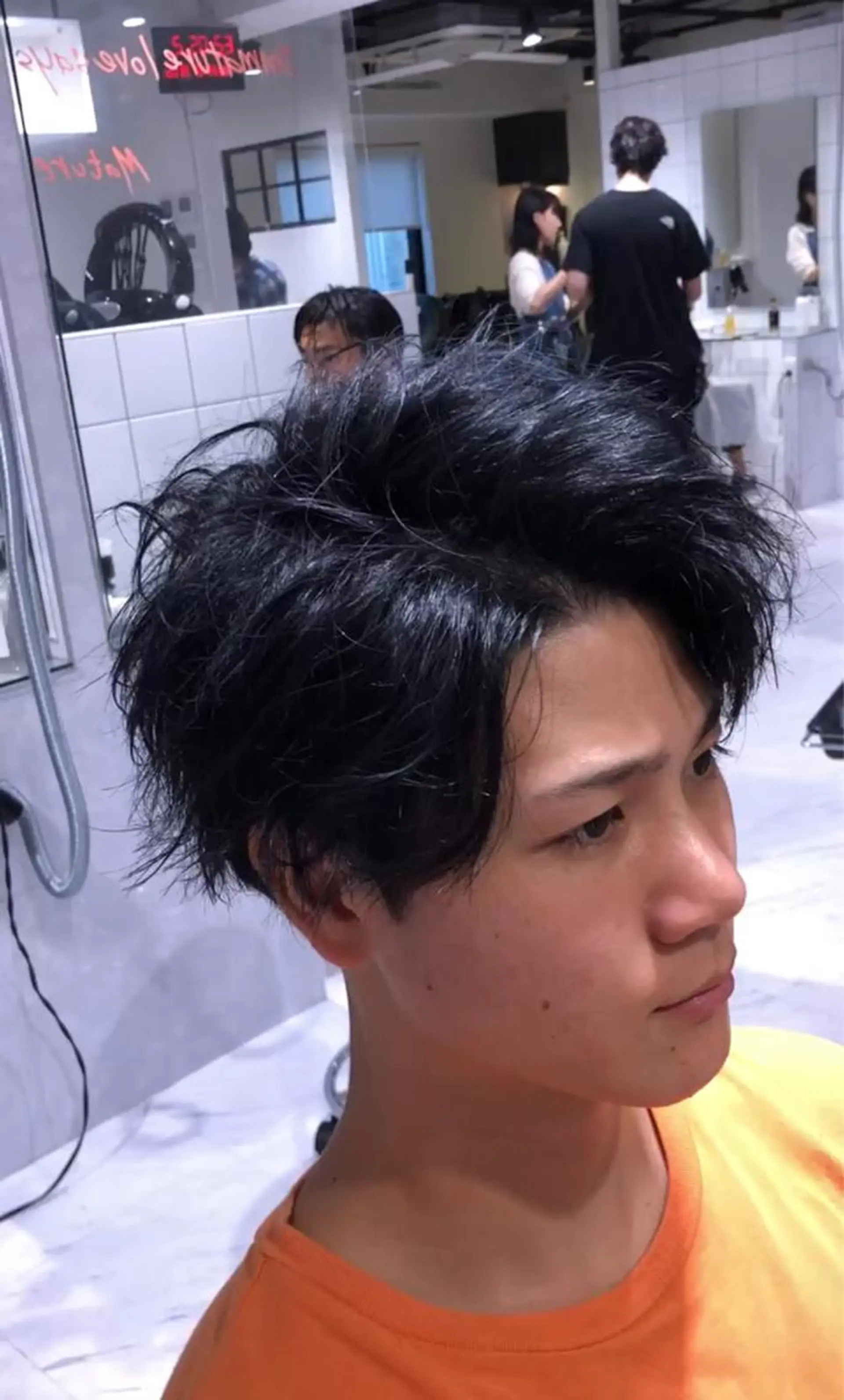 ショート カラー パーマ メンズ センターパート 黒髪 ブルーカラー ブルーブラック 赤み消し🌿 透明感カラー🫧のヘアスタイル